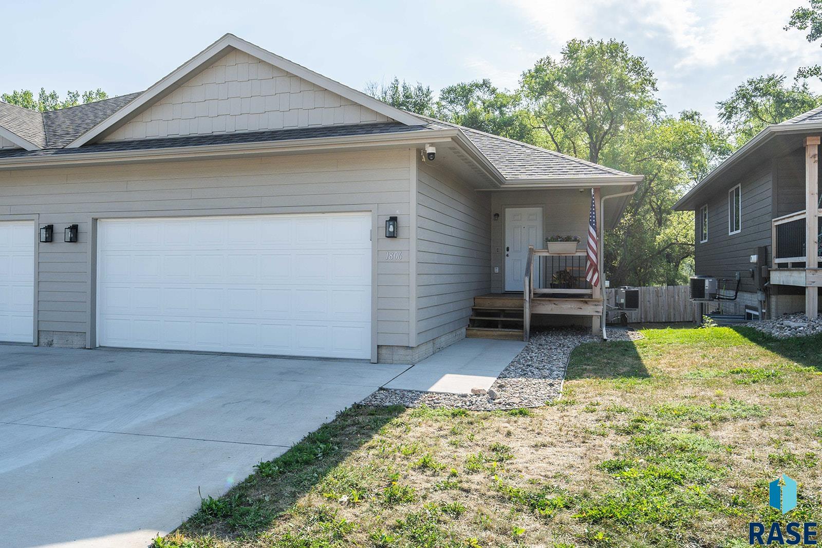 1806 N Oberg Cir, Sioux Falls
