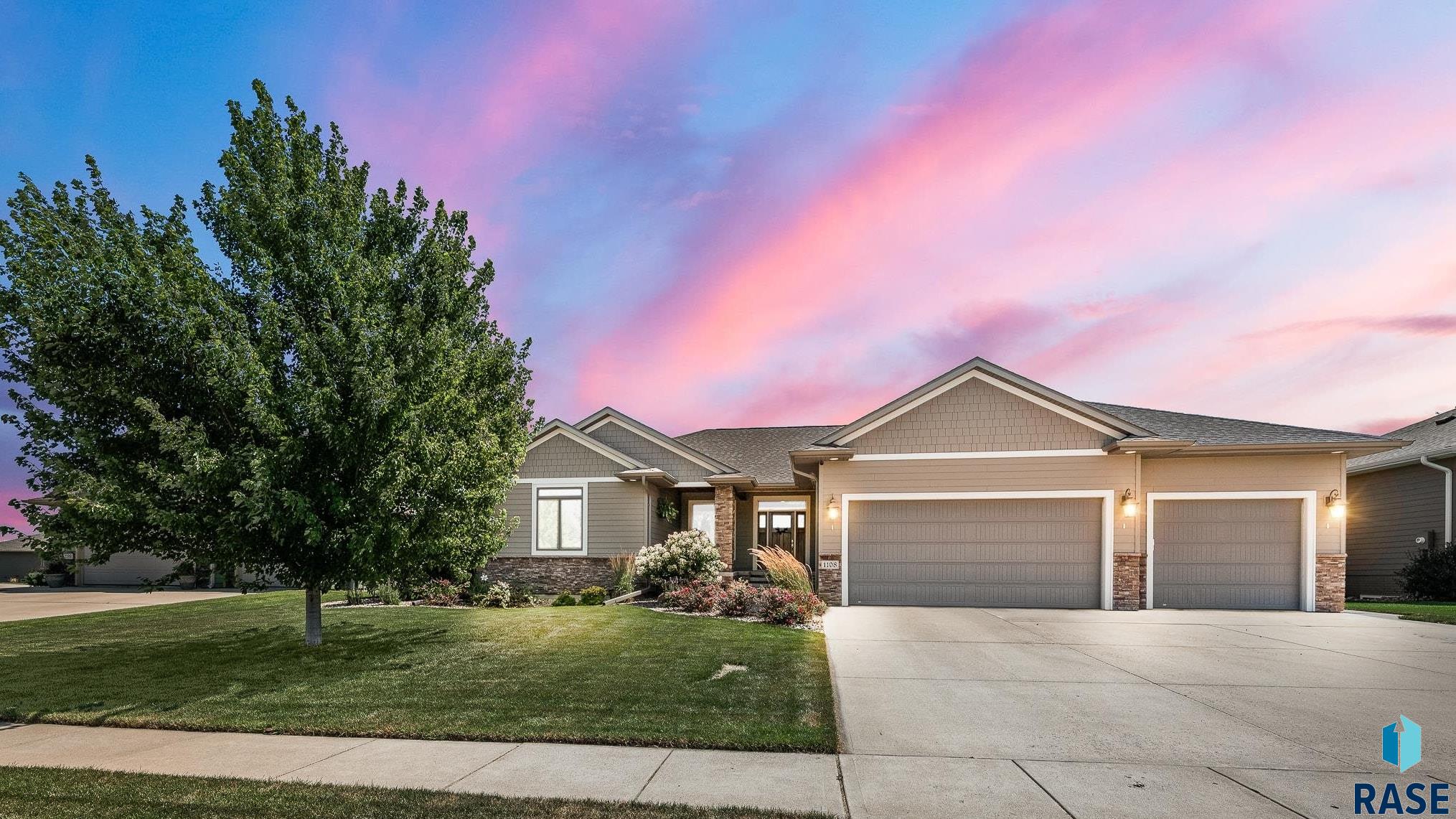1108 S Hyannis Port Ln, Sioux Falls