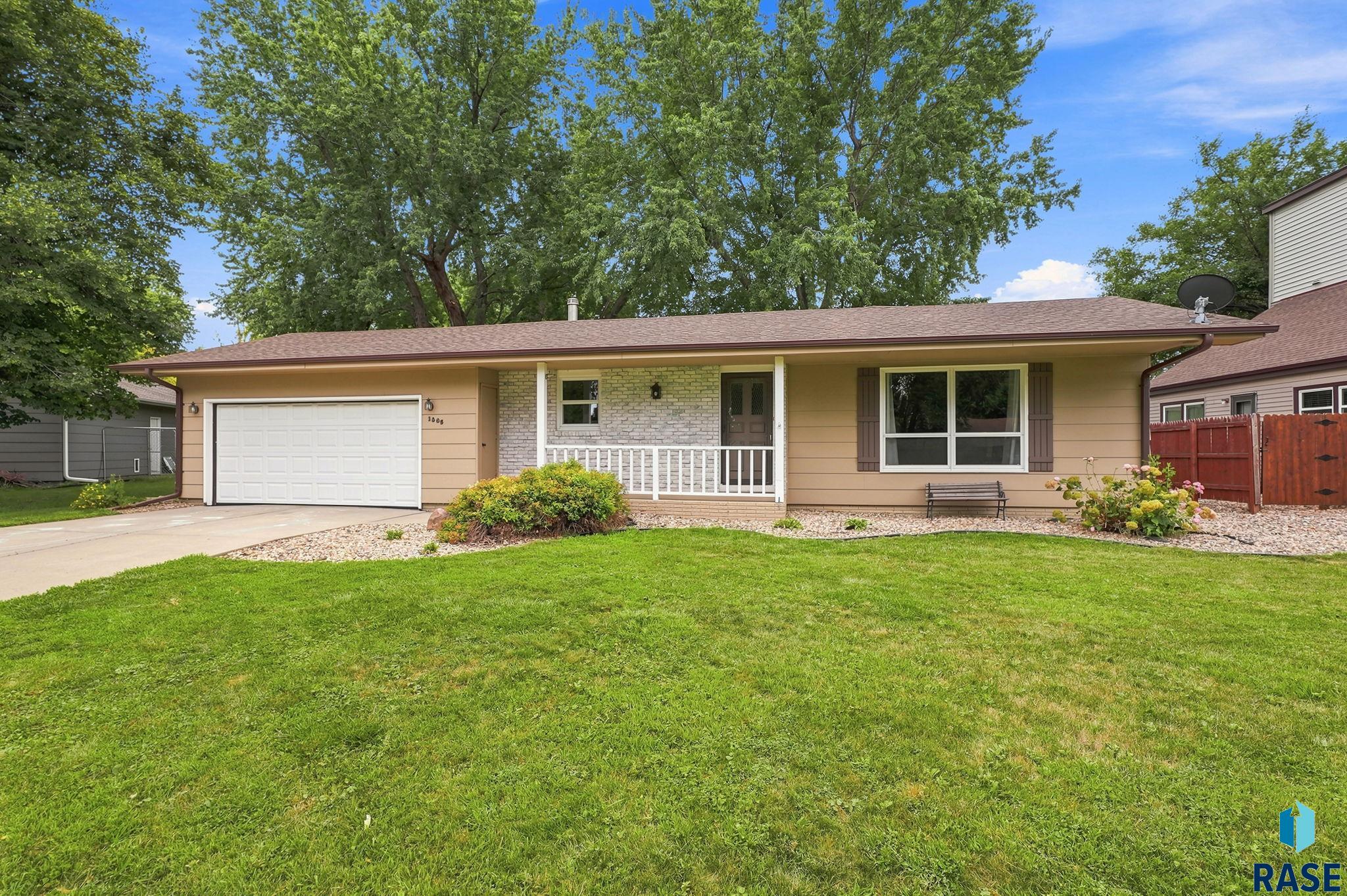 1605 E Crestview Dr, Sioux Falls