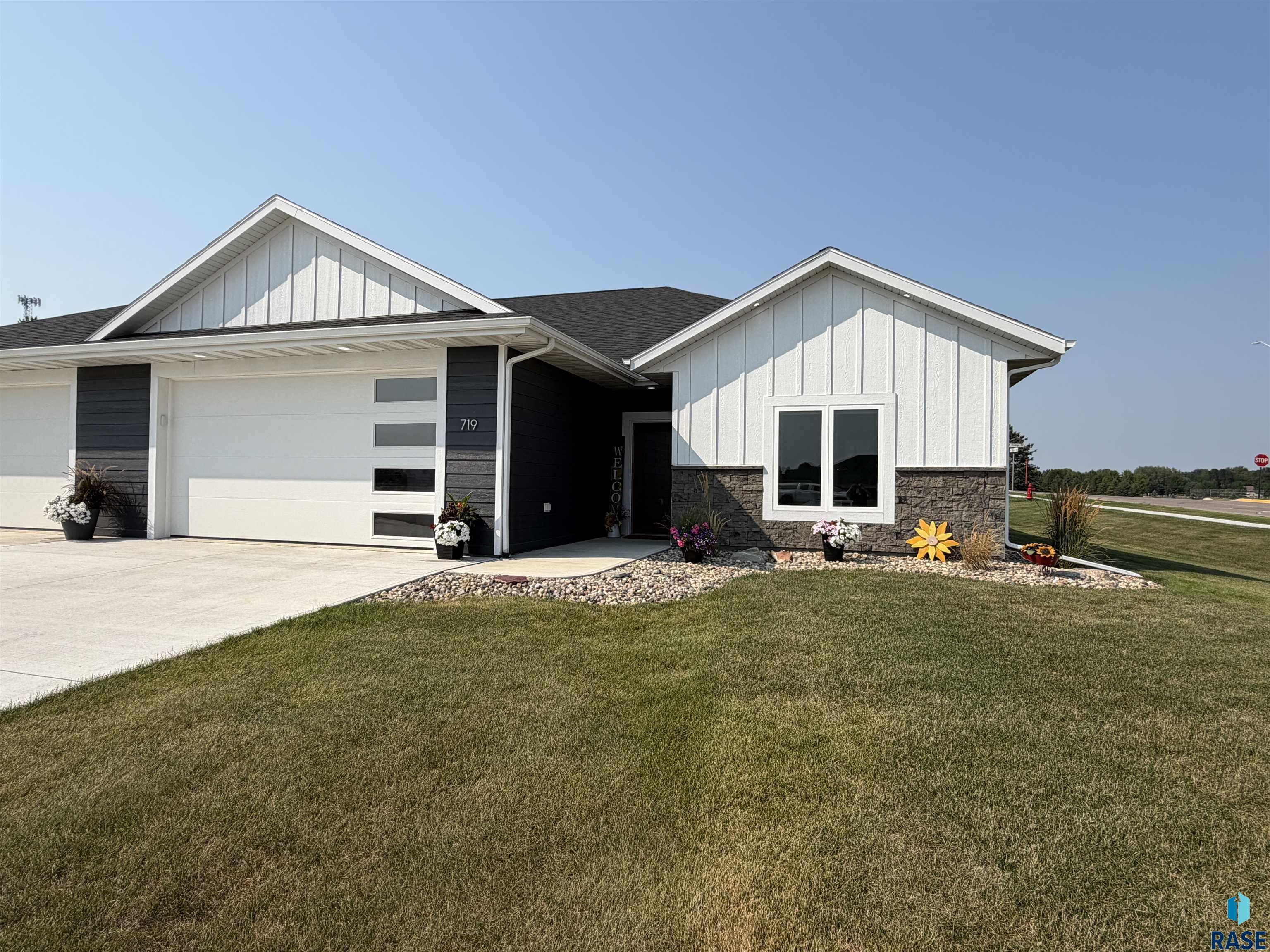 719 Tallgrass Cir, Luverne
