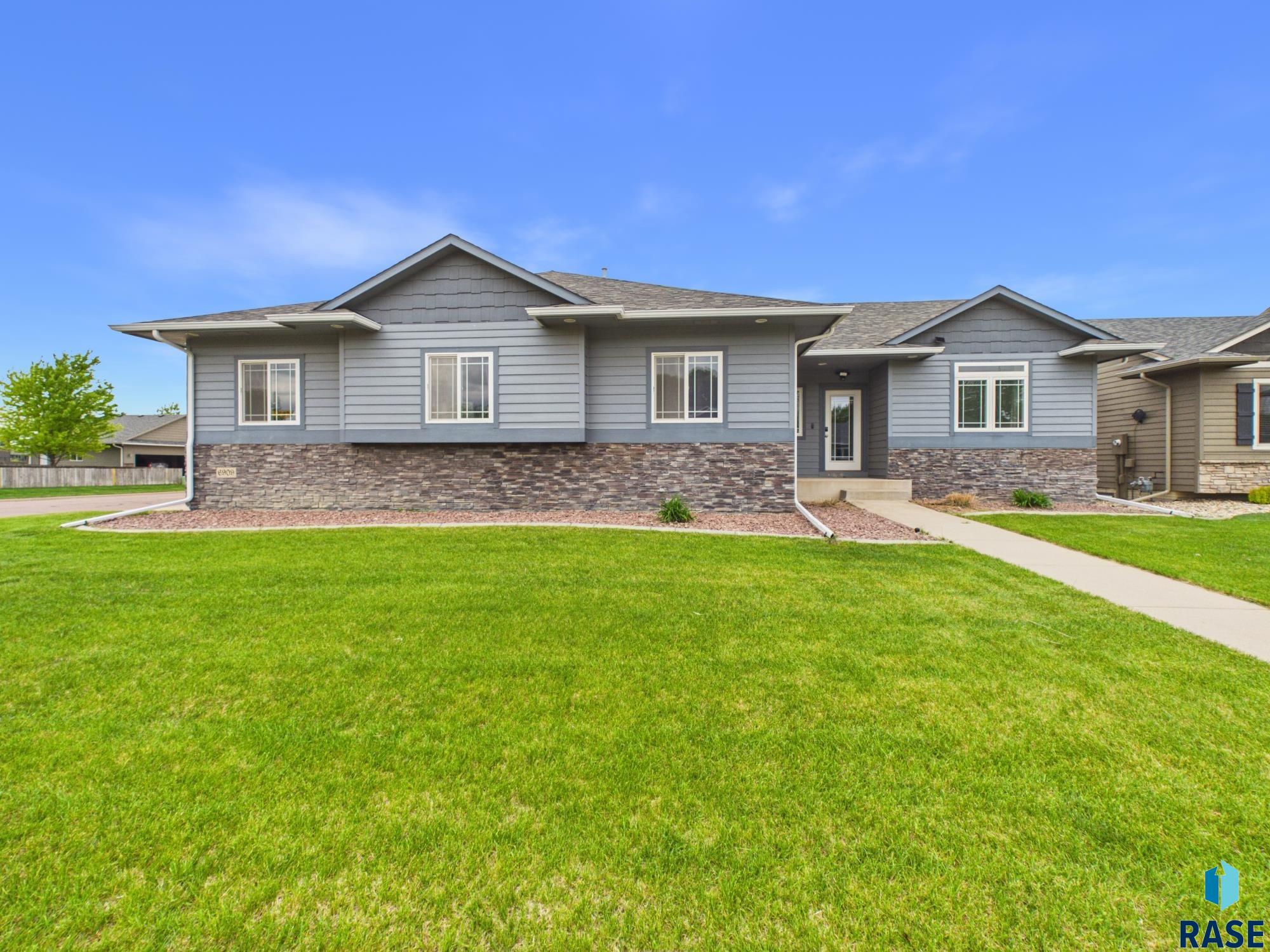6909 S Shadow Cir, Sioux Falls