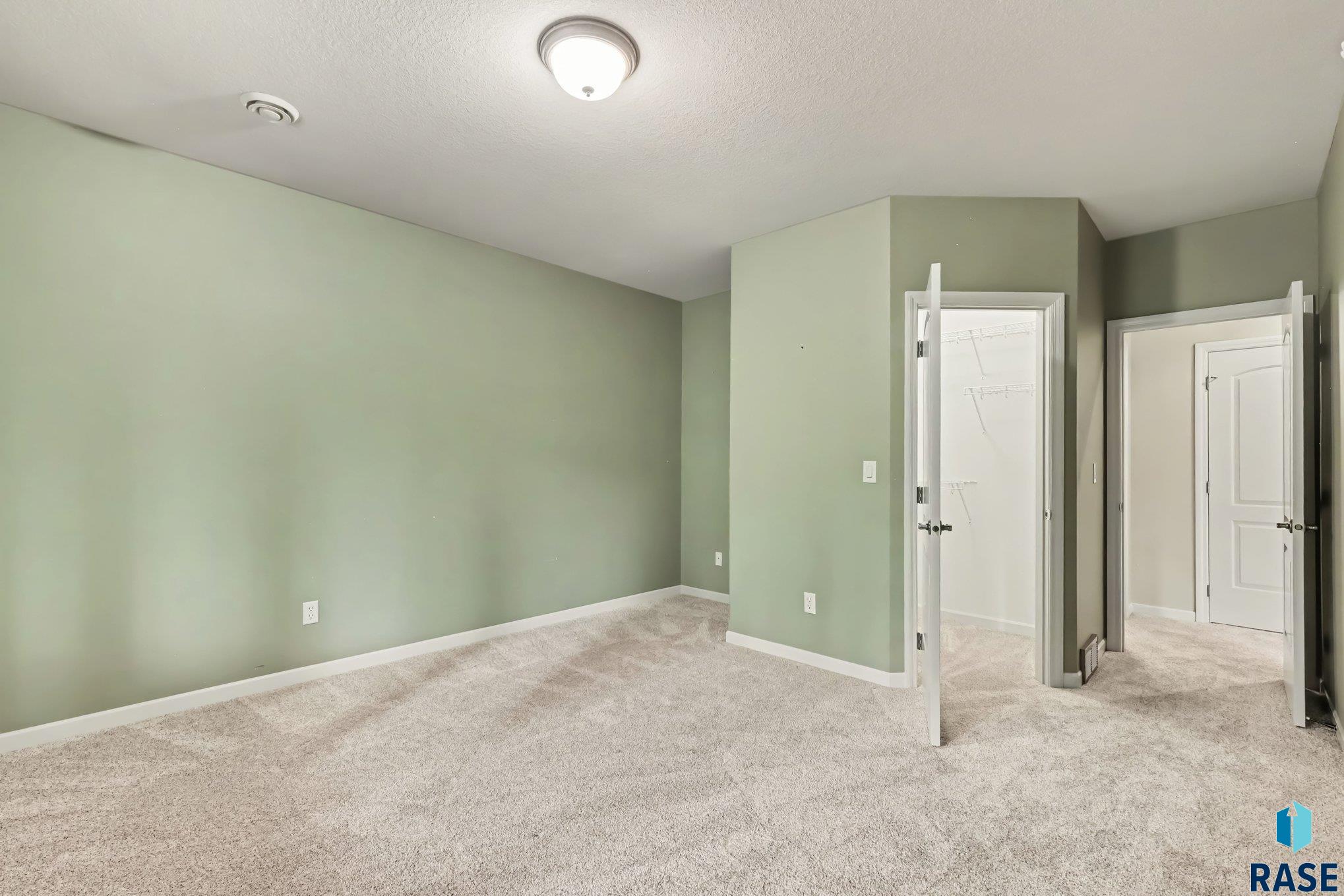 5800 Deer Park Dr, Sioux Falls