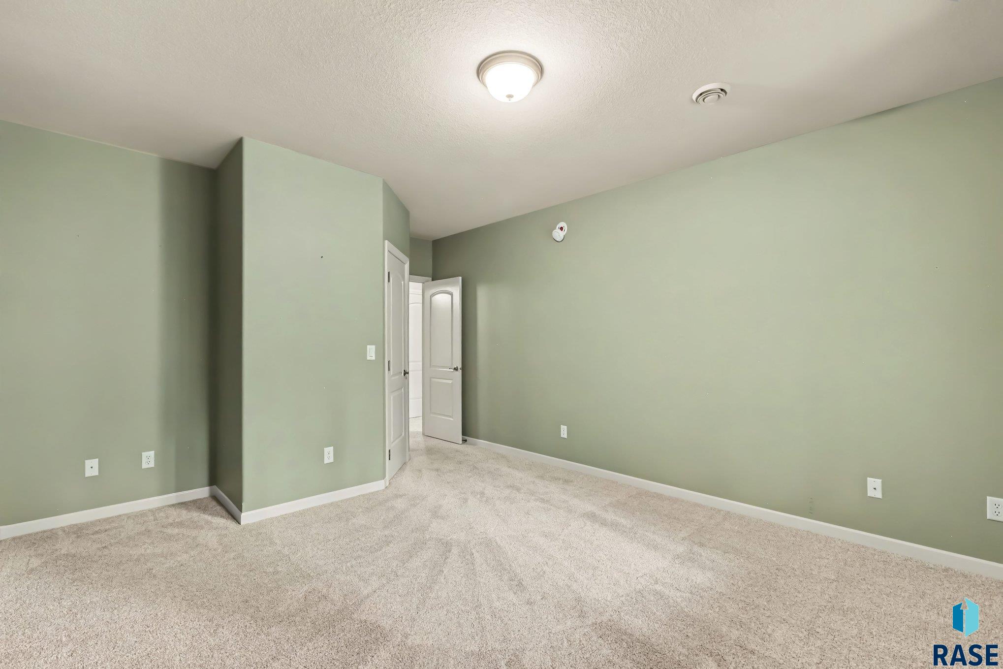 5800 Deer Park Dr, Sioux Falls