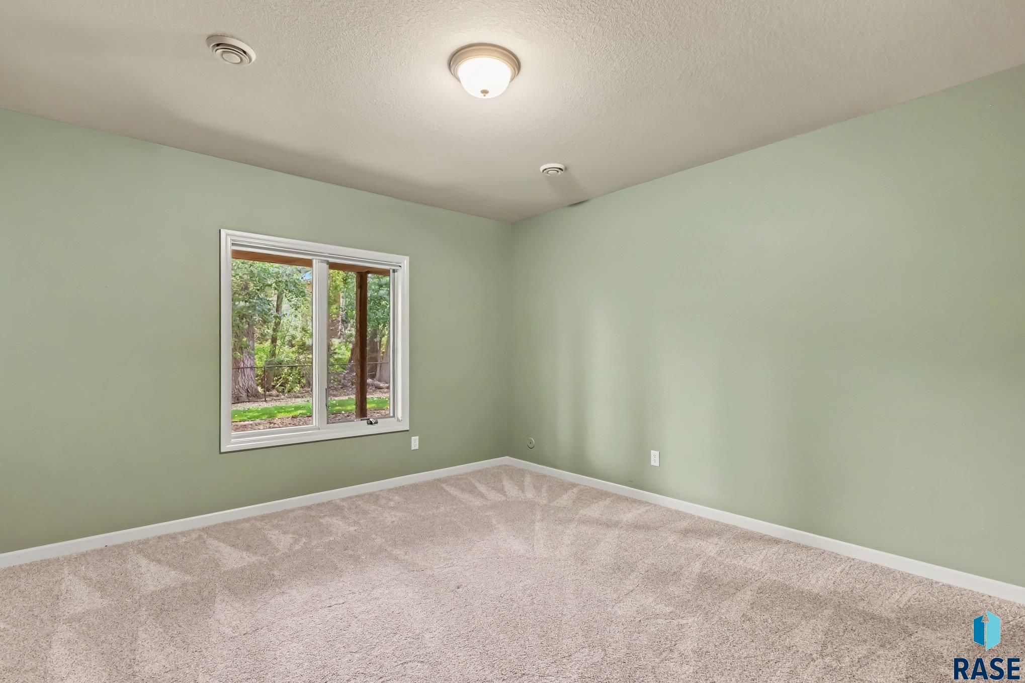 5800 Deer Park Dr, Sioux Falls