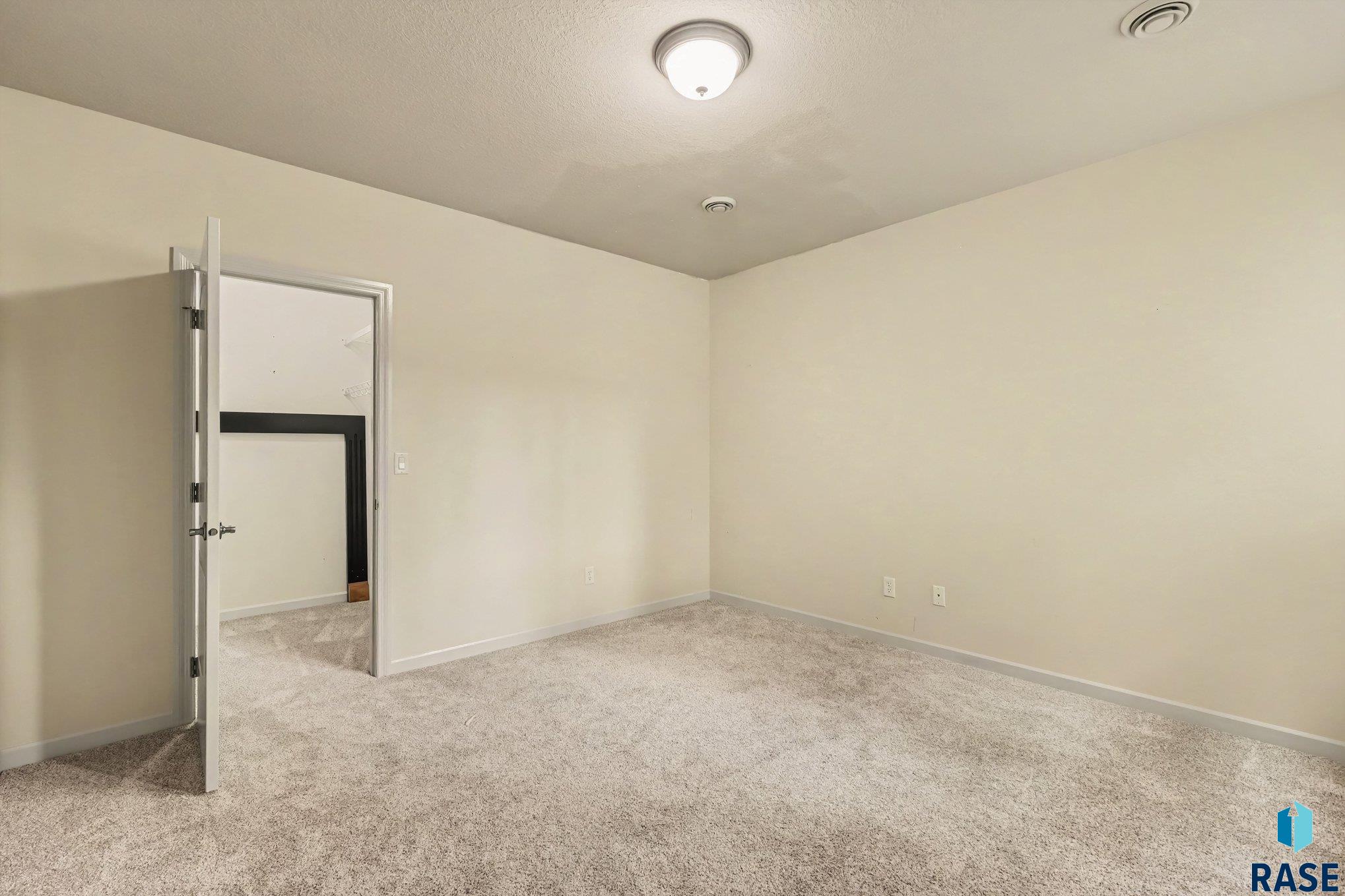 5800 Deer Park Dr, Sioux Falls