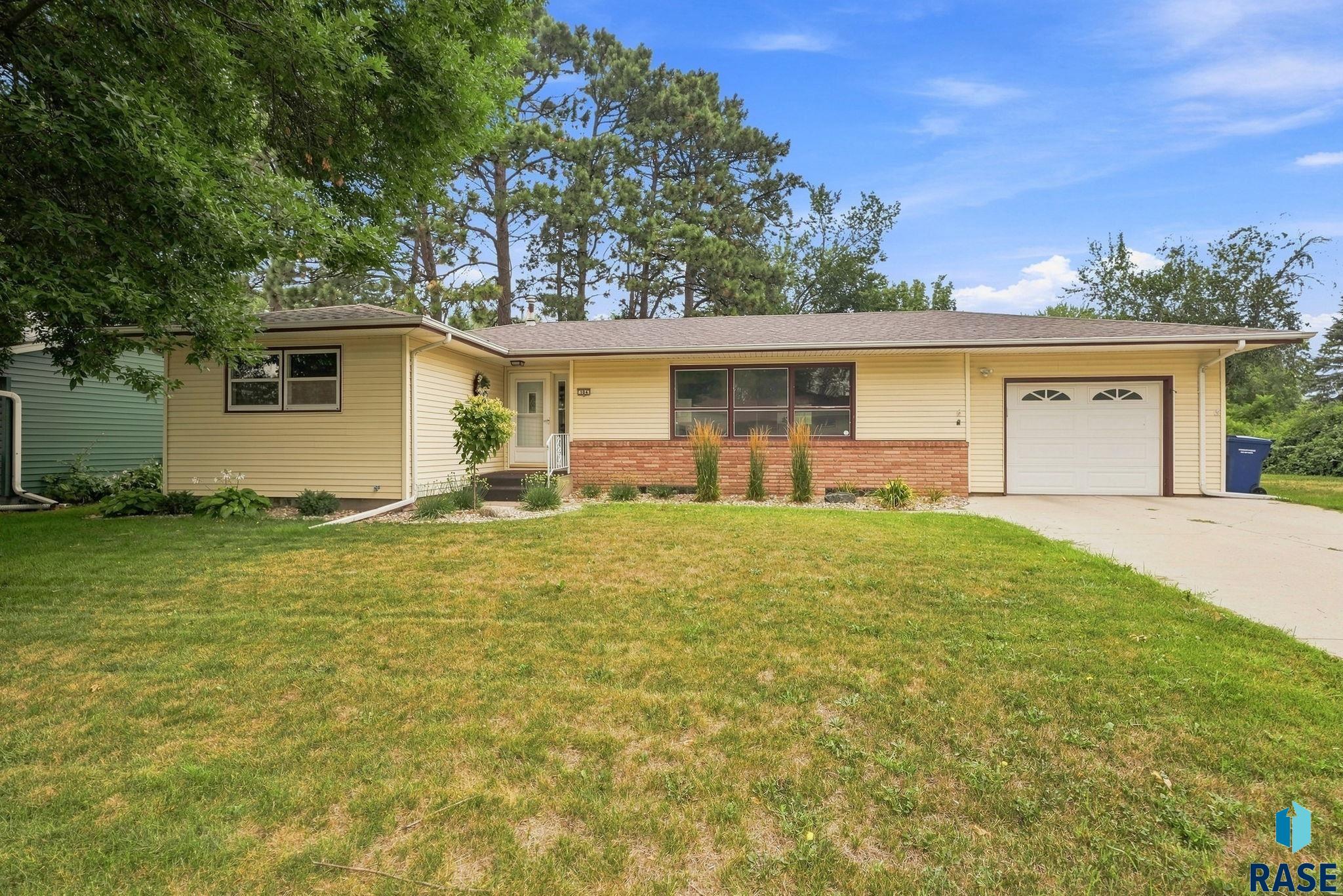 104 W 5th St, Dell Rapids