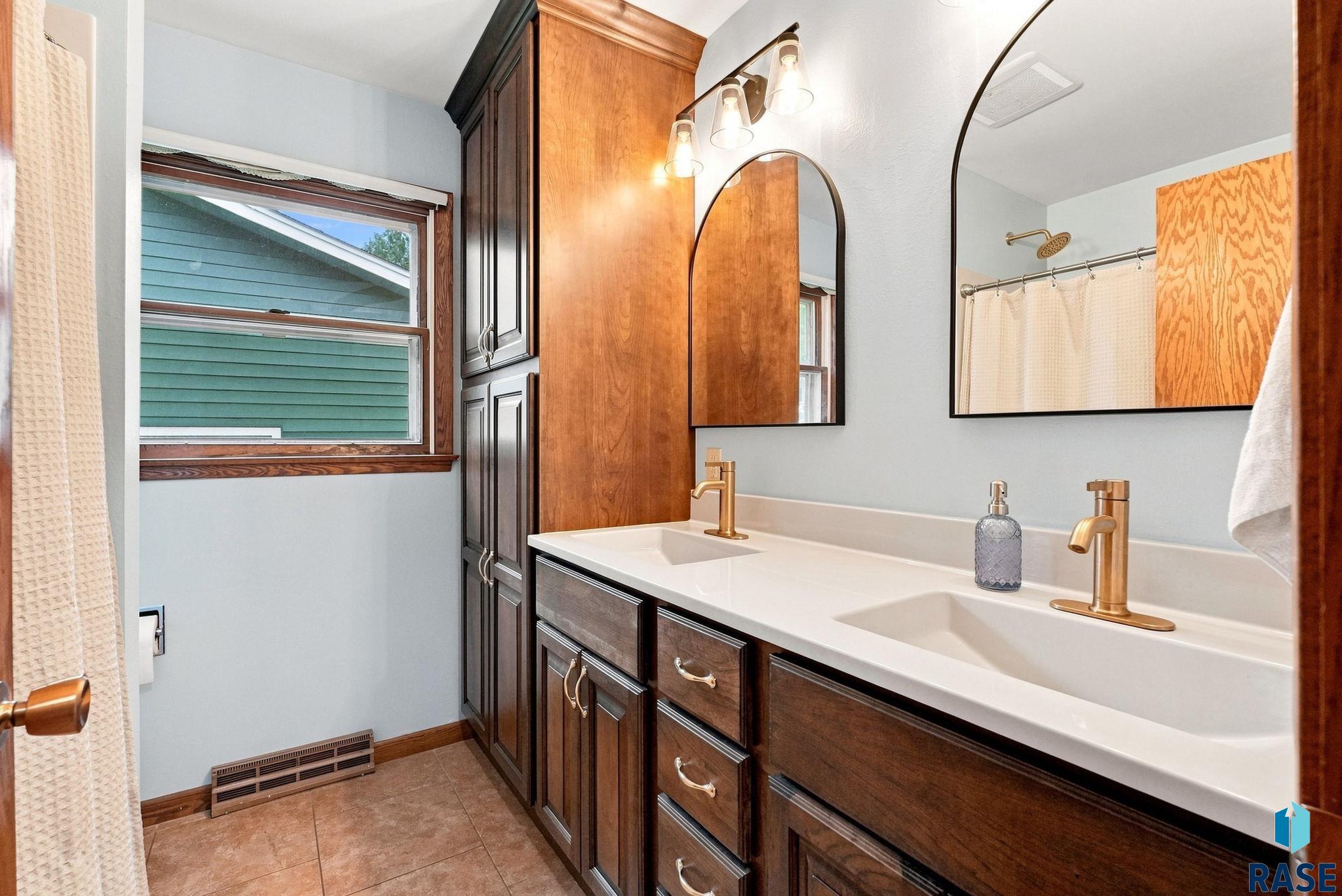 104 5th St, Dell Rapids