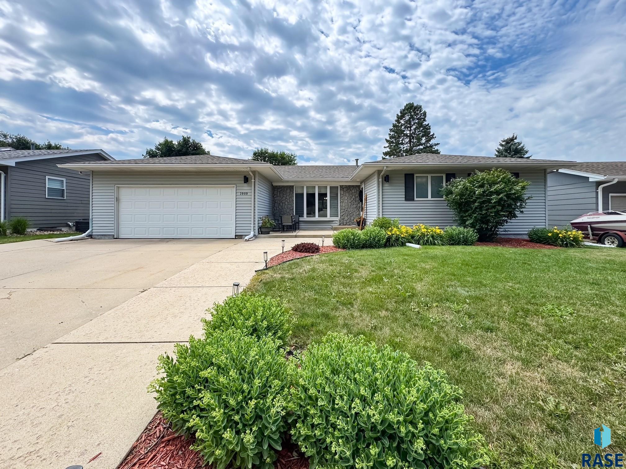 3909 E Ronning Dr, Sioux Falls