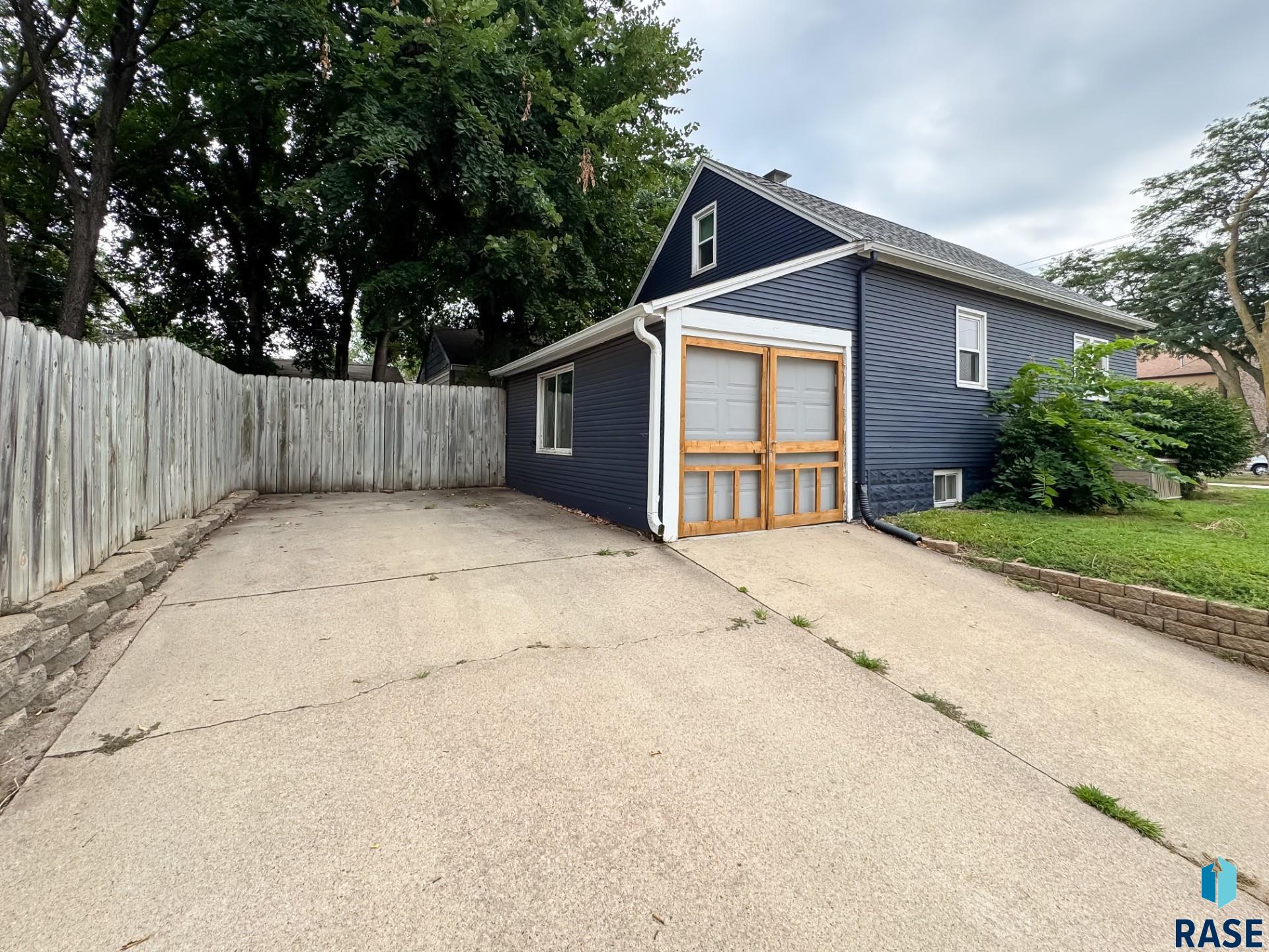 1024 W 17th St