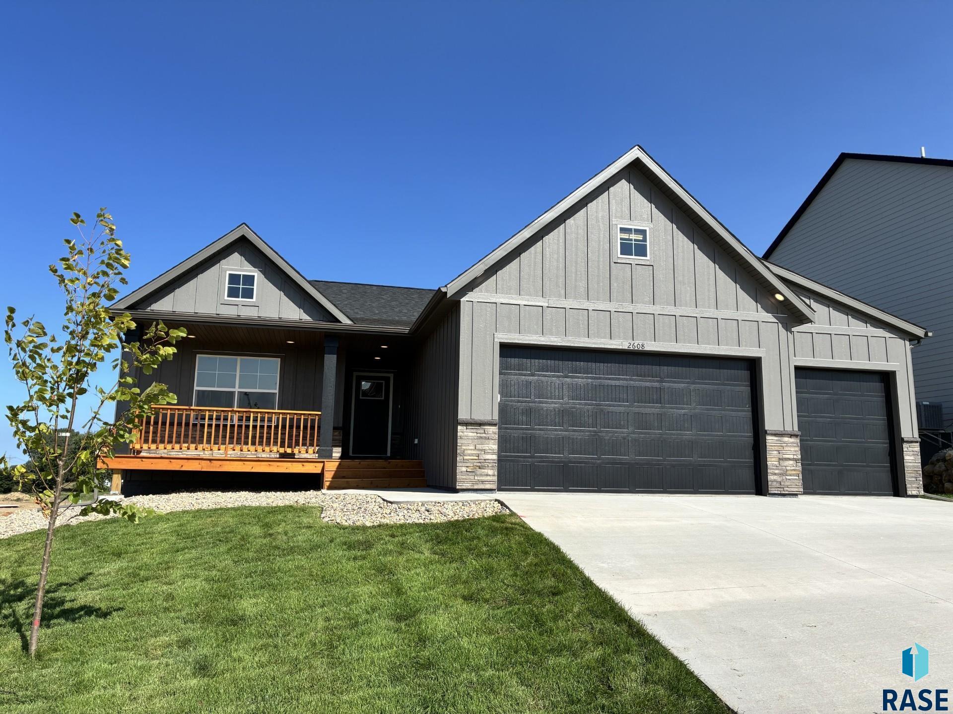 2608 S Copper Creek Ave, Sioux Falls