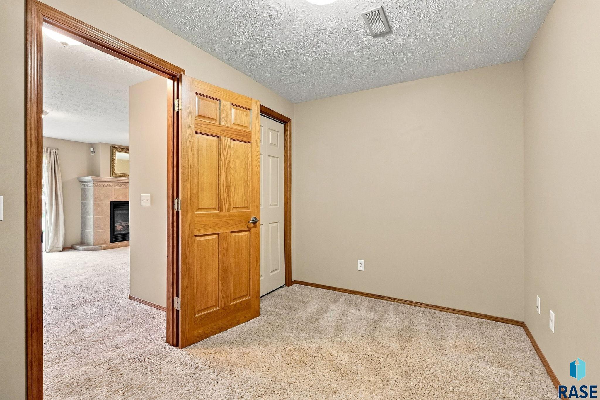 7609 Stanford Dr, Sioux Falls