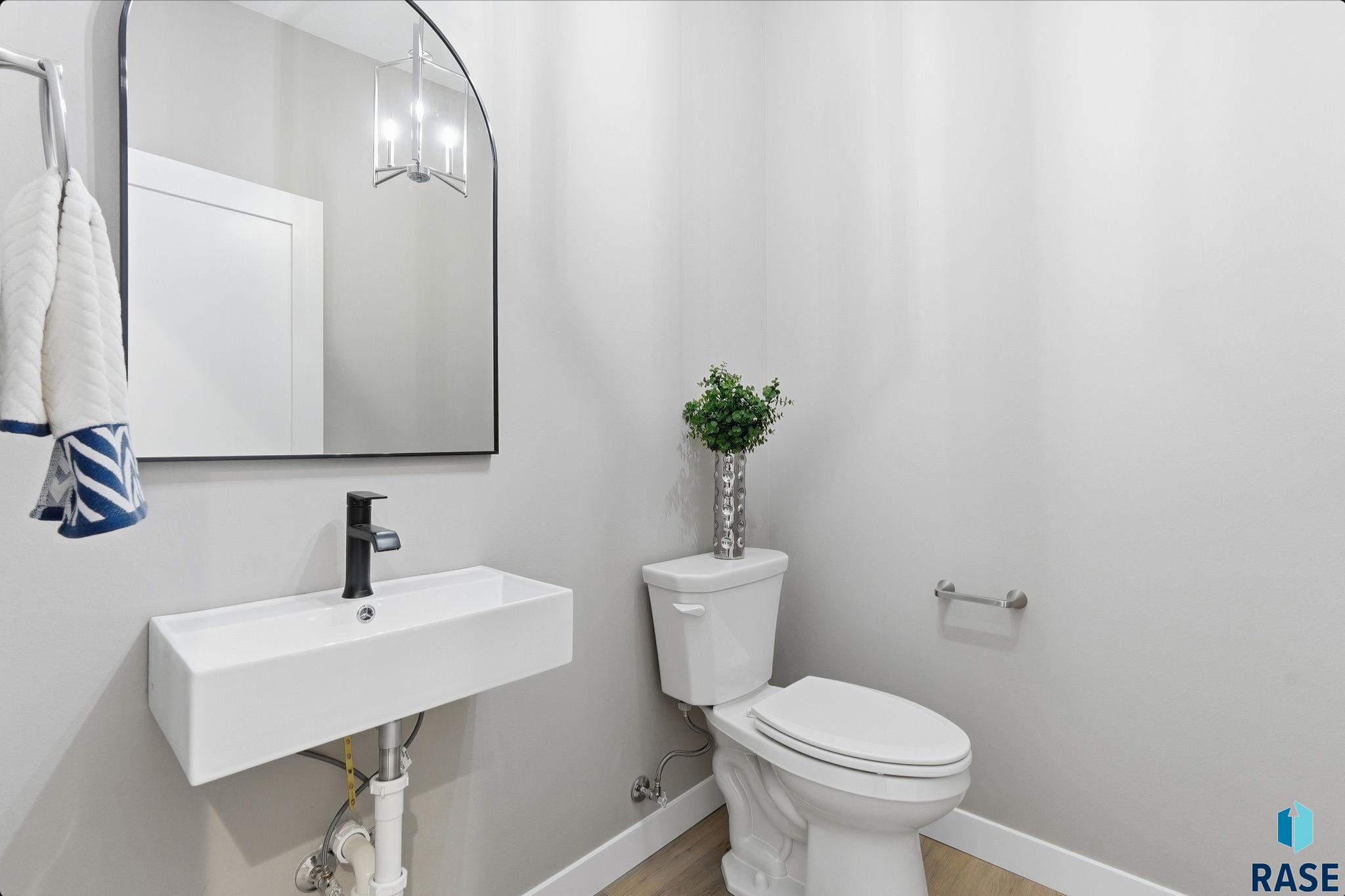 2403 Joshua Cir, Sioux Falls