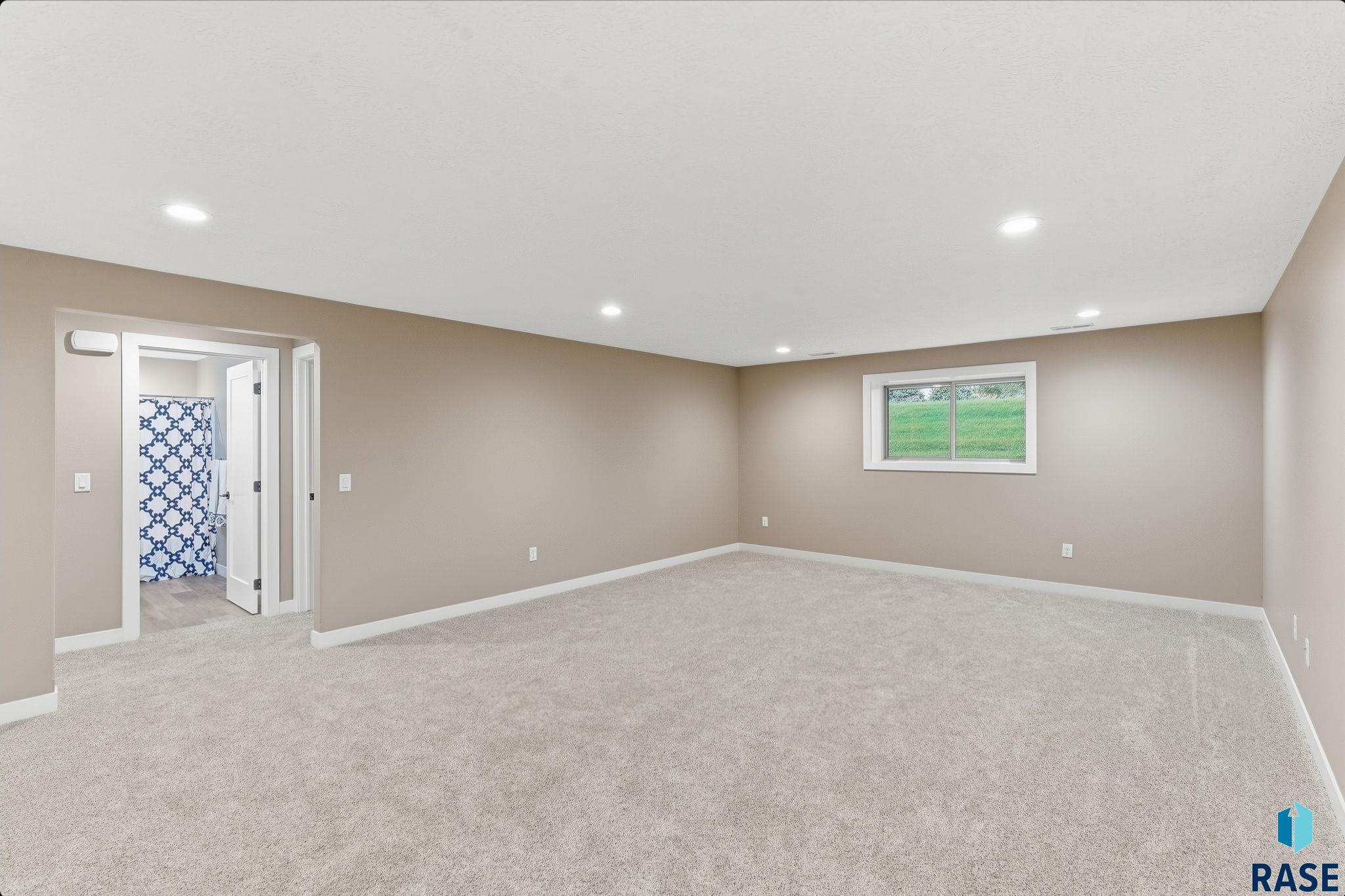 2403 Joshua Cir, Sioux Falls