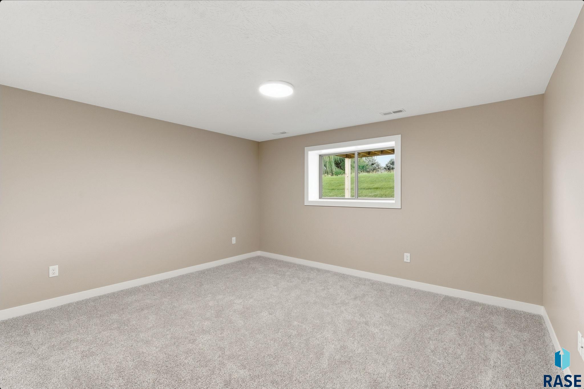 2403 Joshua Cir, Sioux Falls