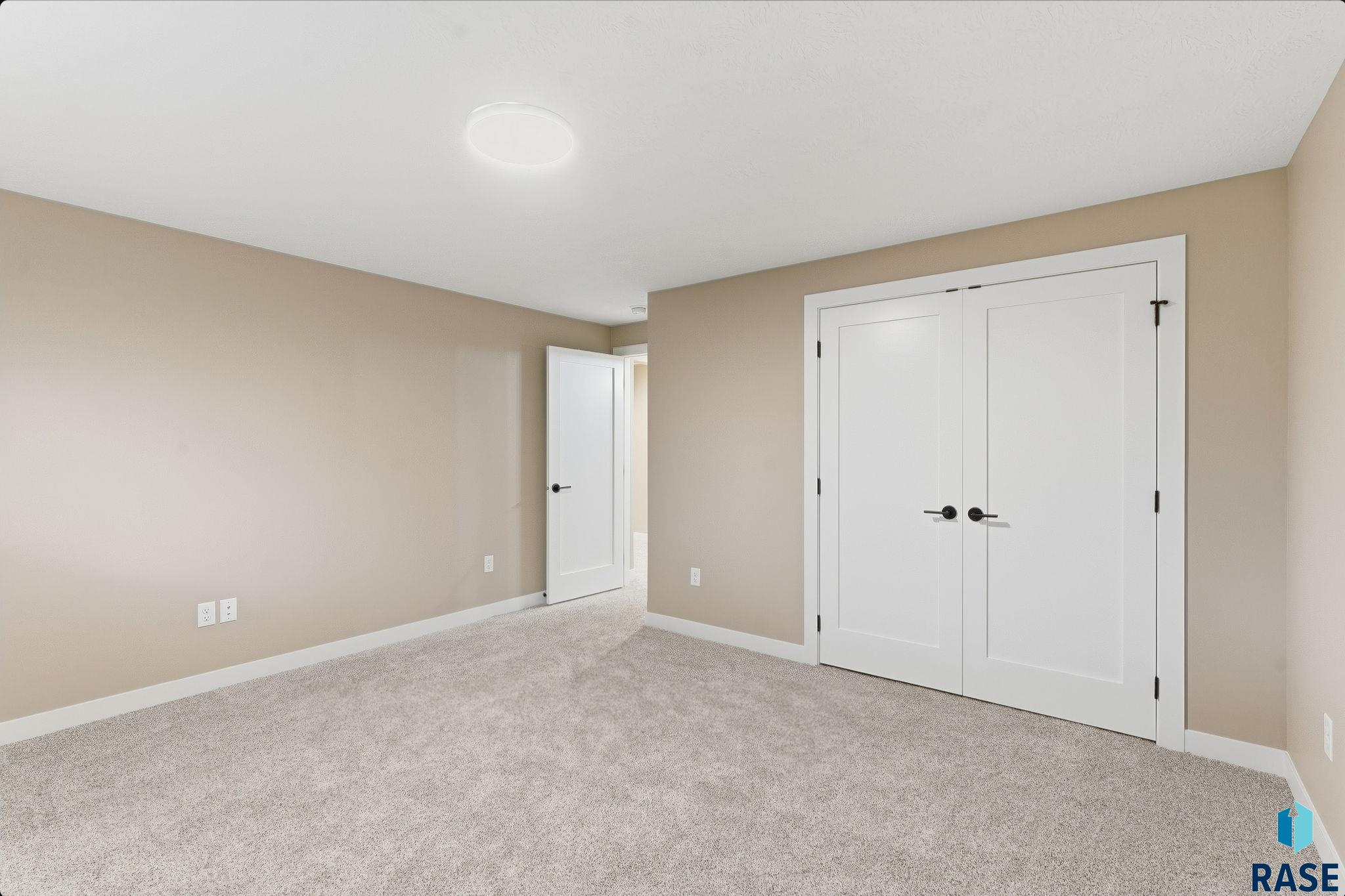2403 Joshua Cir, Sioux Falls