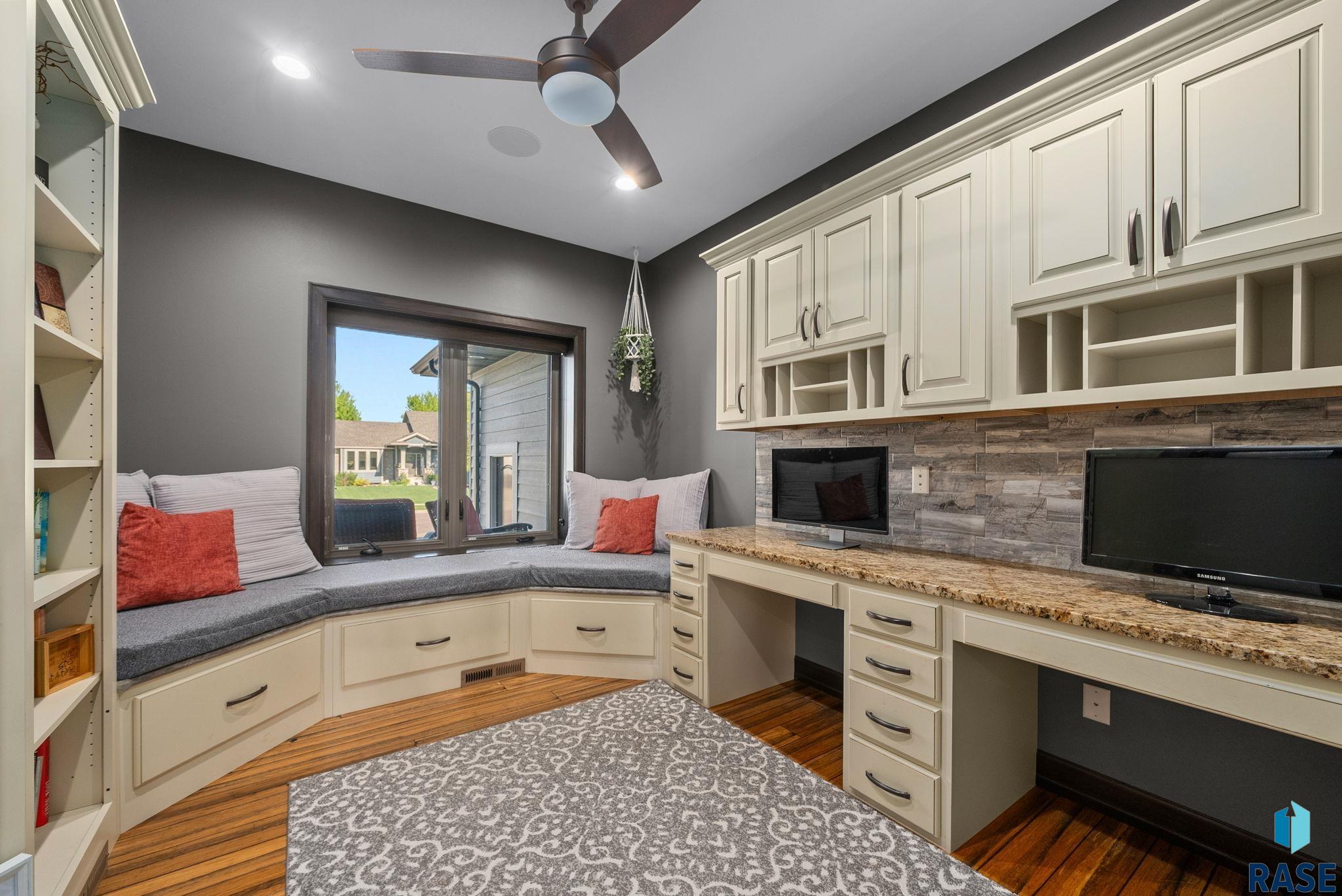 1301 Hyannis Port Ln, Sioux Falls