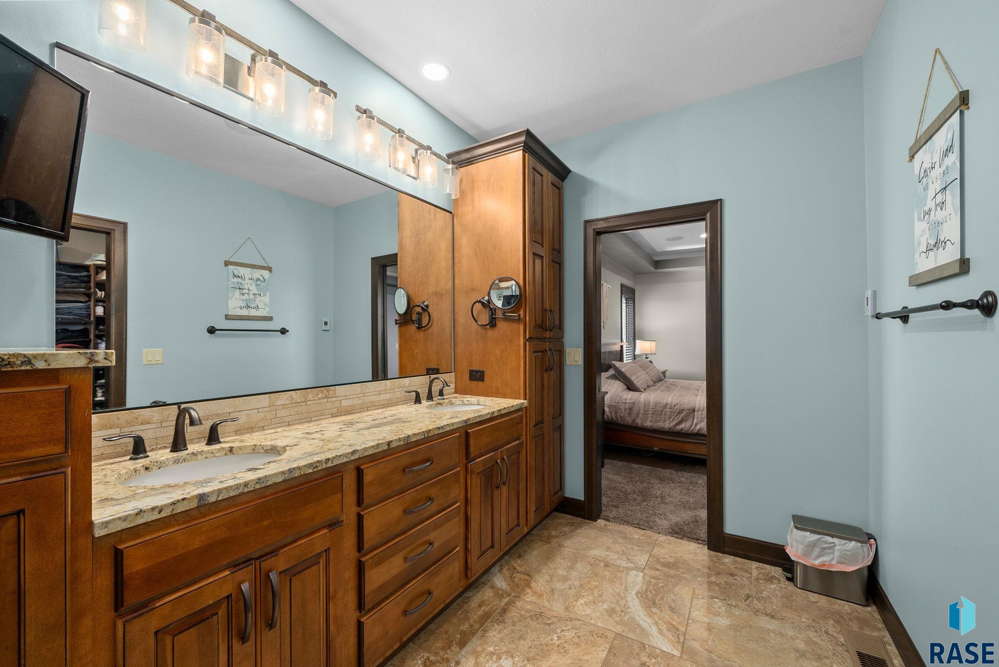 1301 Hyannis Port Ln, Sioux Falls