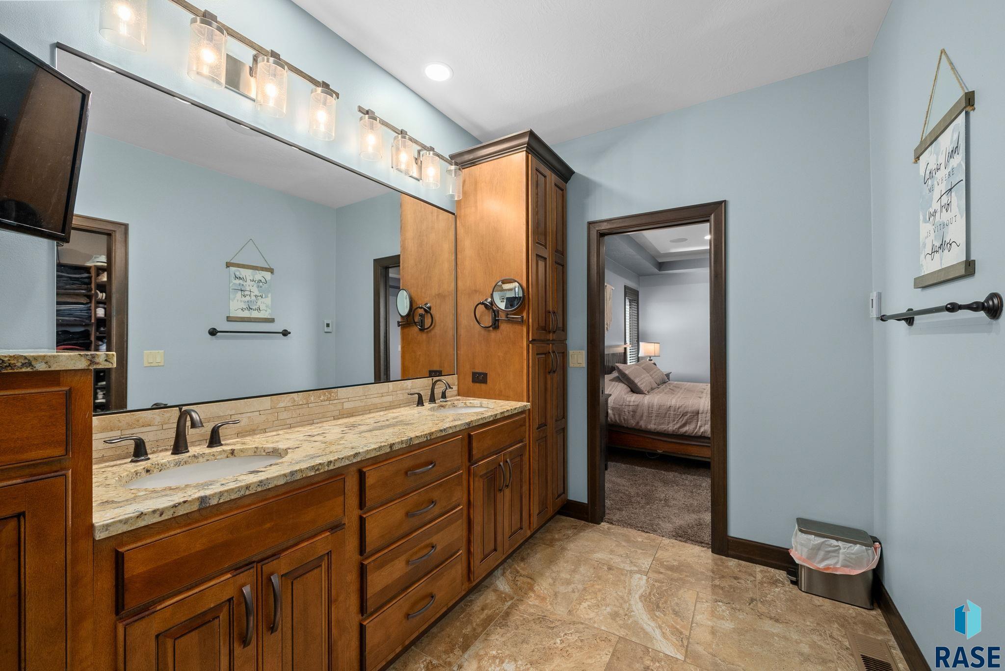 1301 Hyannis Port Ln, Sioux Falls
