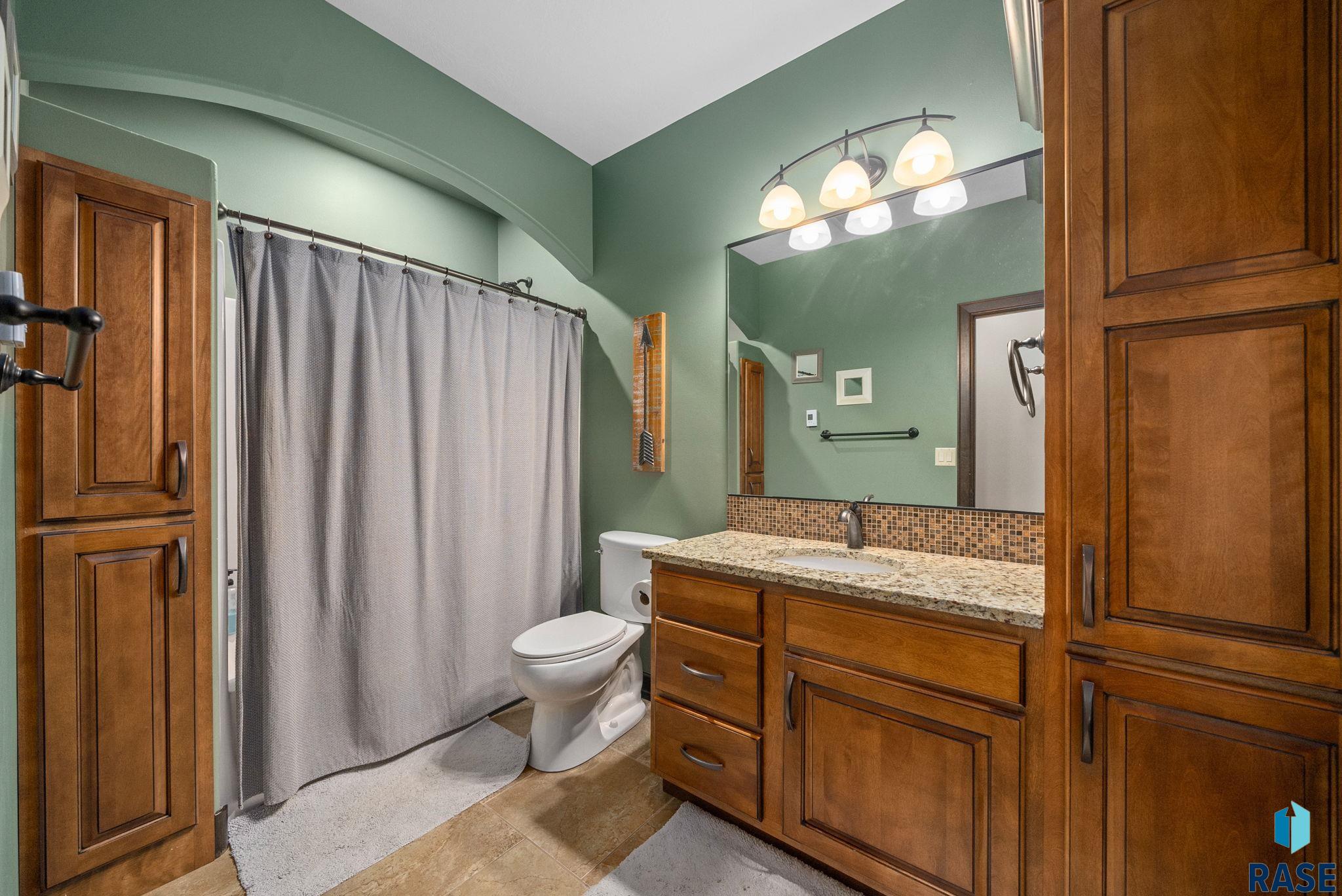 1301 Hyannis Port Ln, Sioux Falls