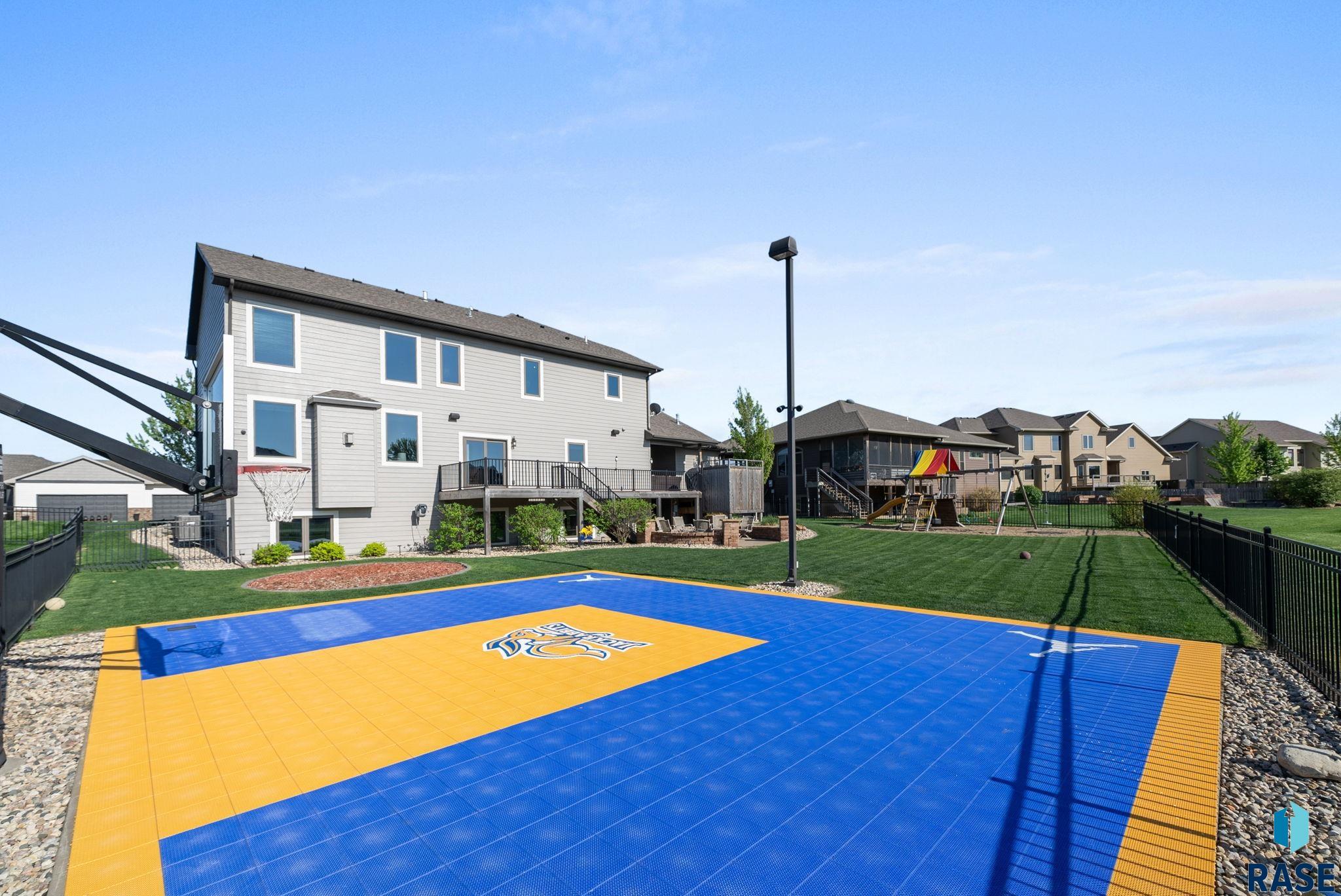 1301 Hyannis Port Ln, Sioux Falls