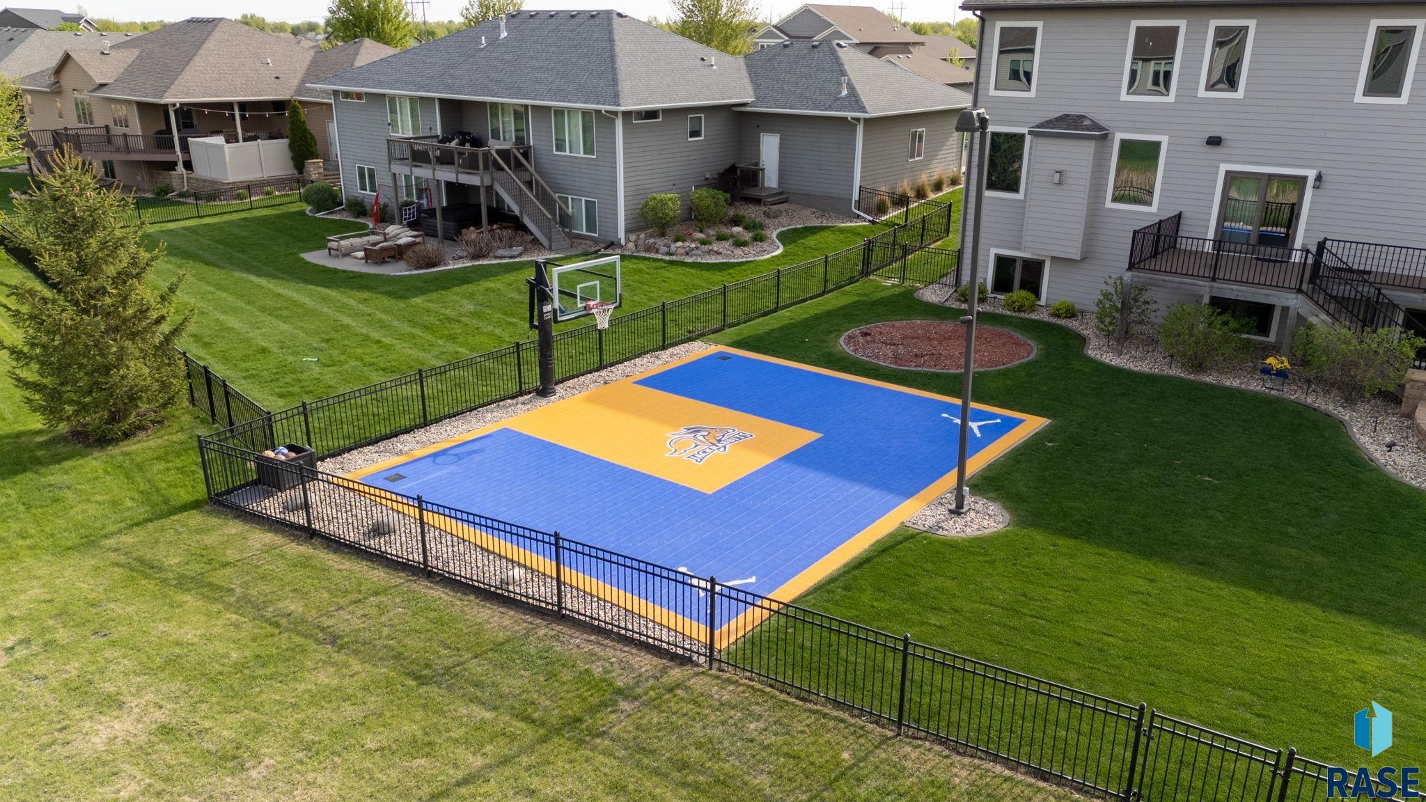 1301 Hyannis Port Ln, Sioux Falls