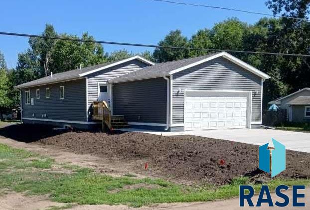 3138 N Highland Ave, Sioux Falls