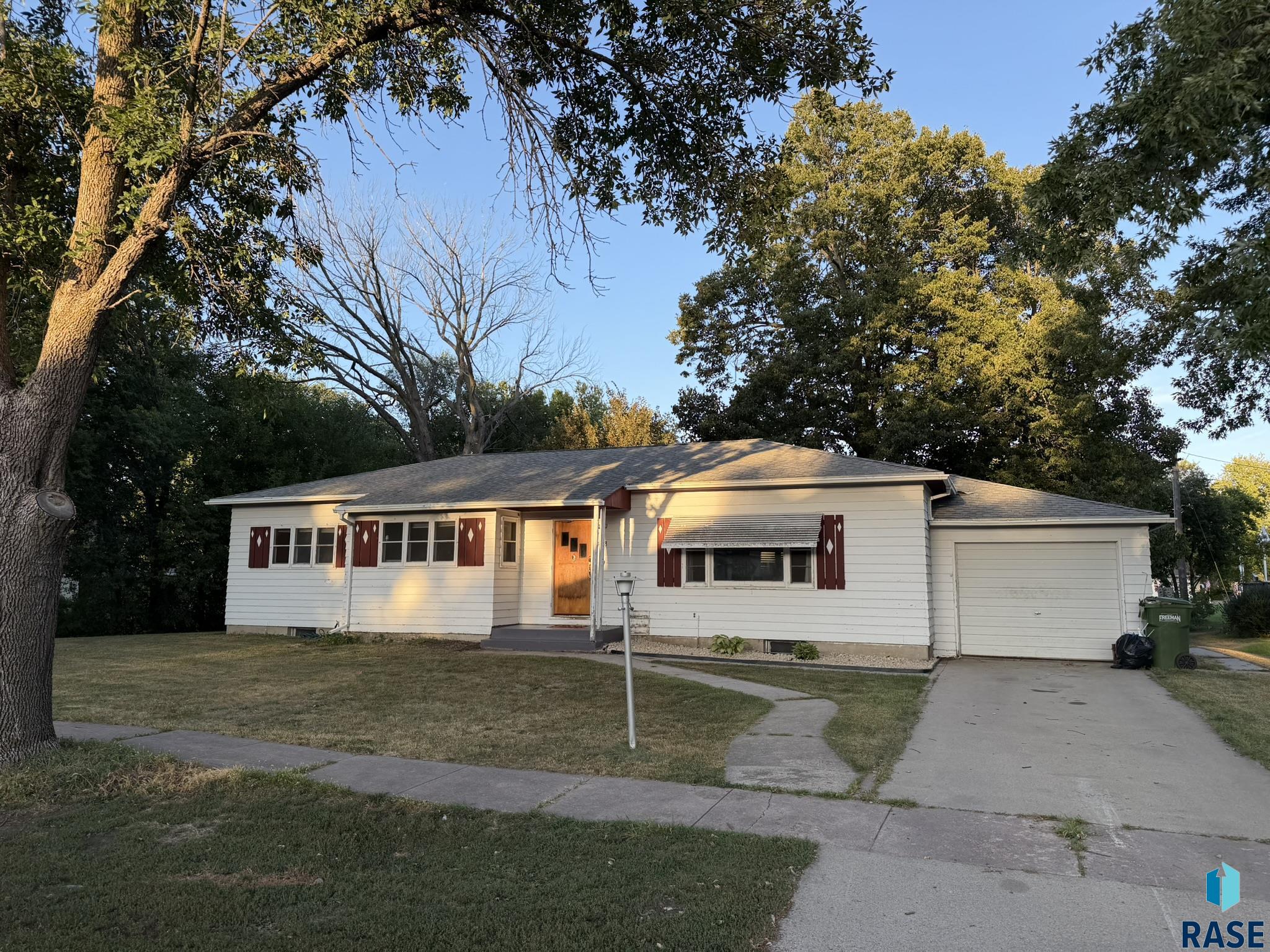 428 S Walnut St, Freeman