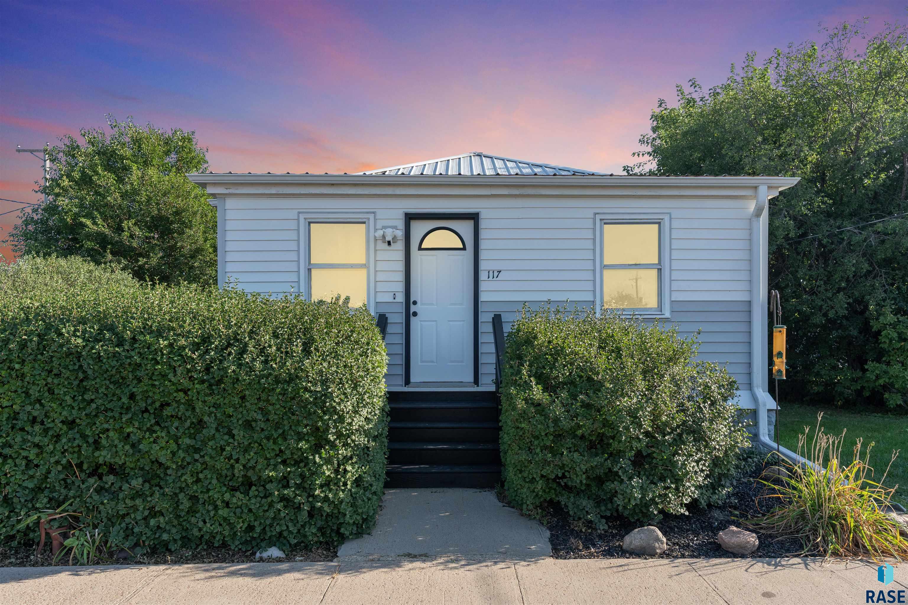 117 W 1st St, Lennox