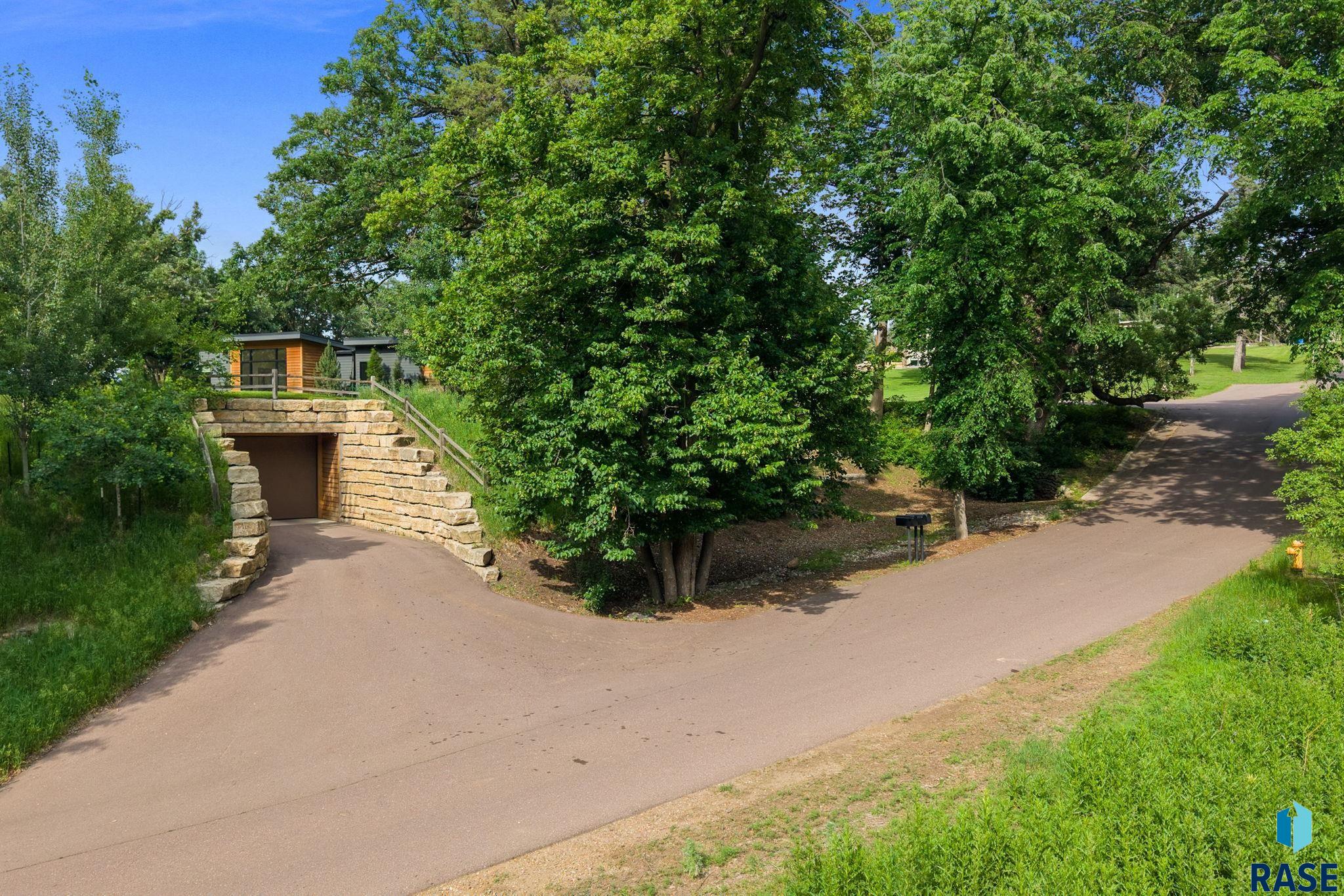 300 Twin Oaks Dr, Sioux Falls