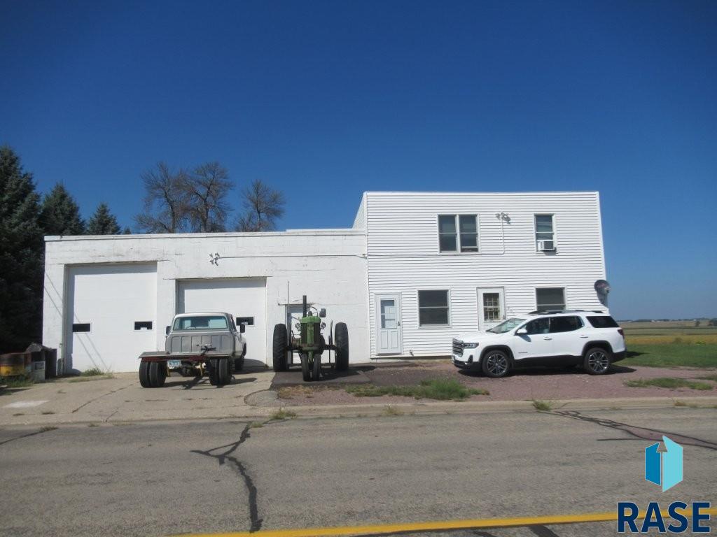 210 1st St E, Hills