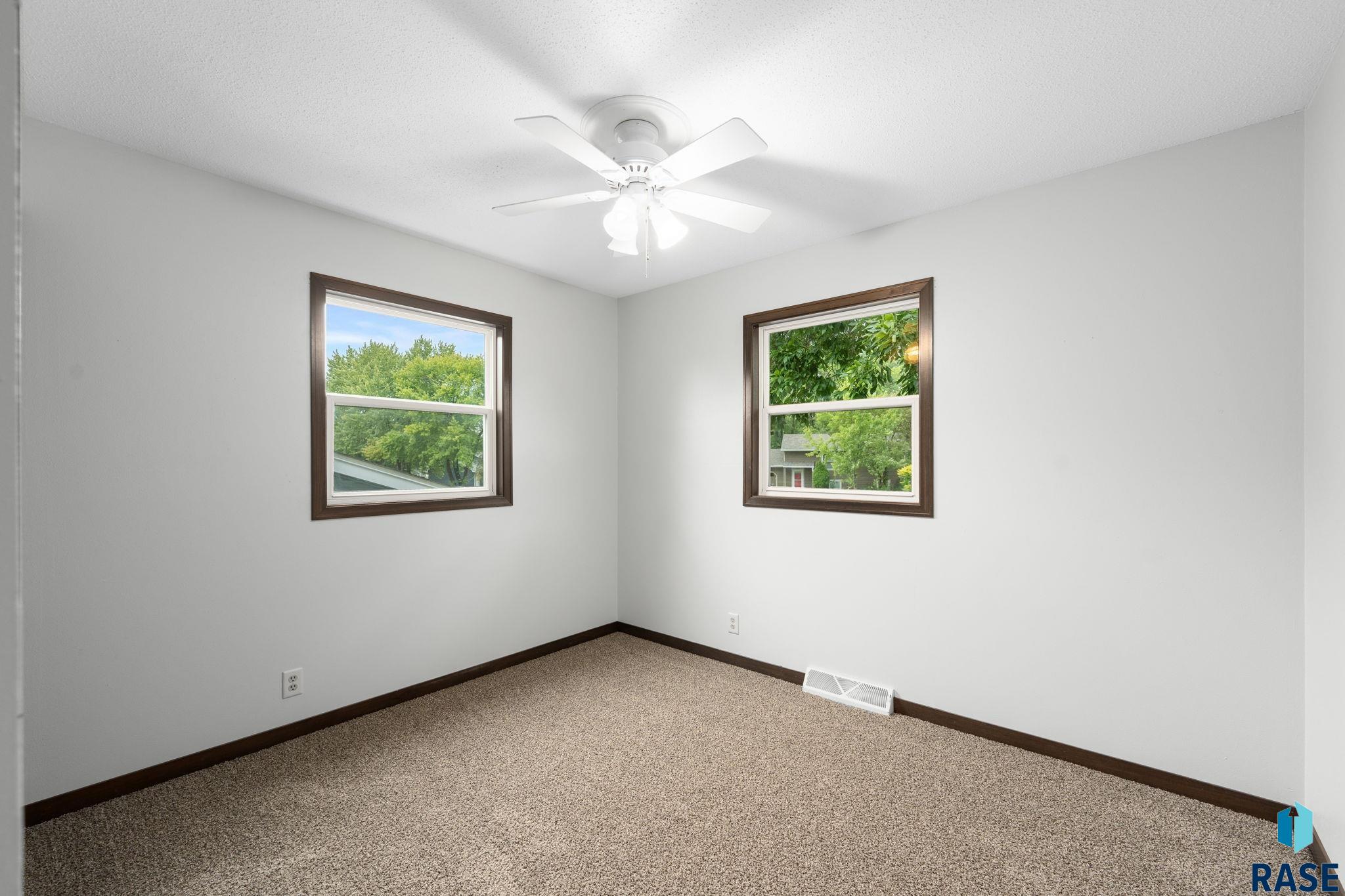 213 Meyer Ln, Sioux Falls