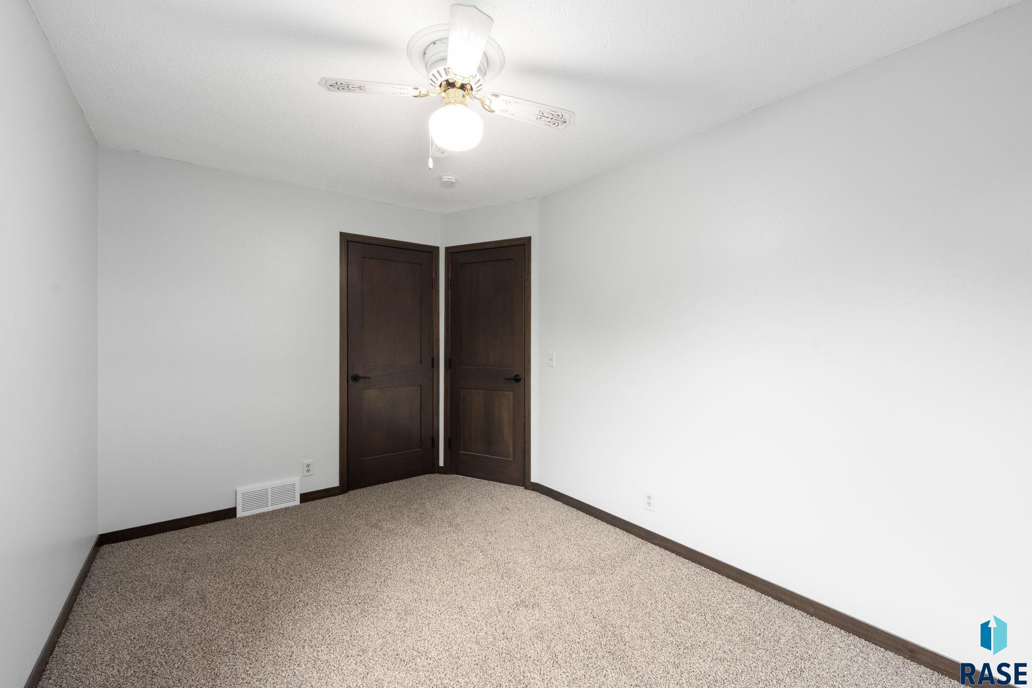 213 Meyer Ln, Sioux Falls