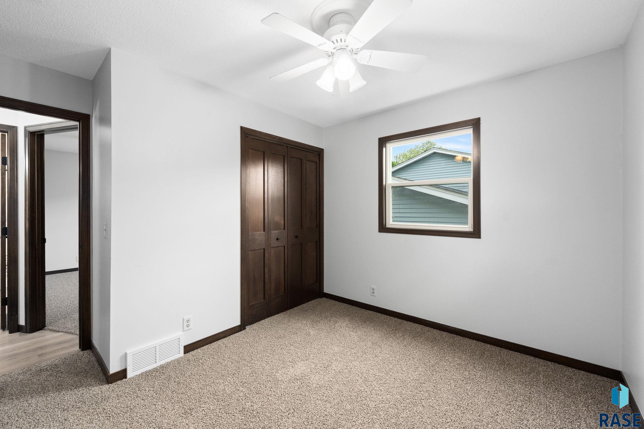 213 Meyer Ln, Sioux Falls
