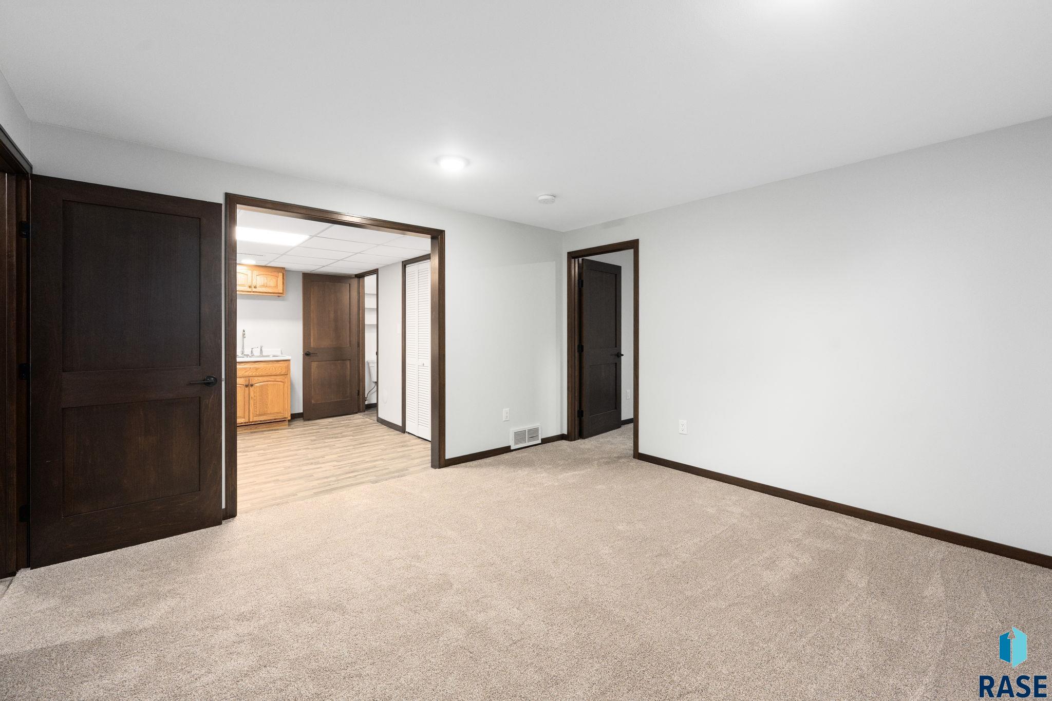 213 Meyer Ln, Sioux Falls