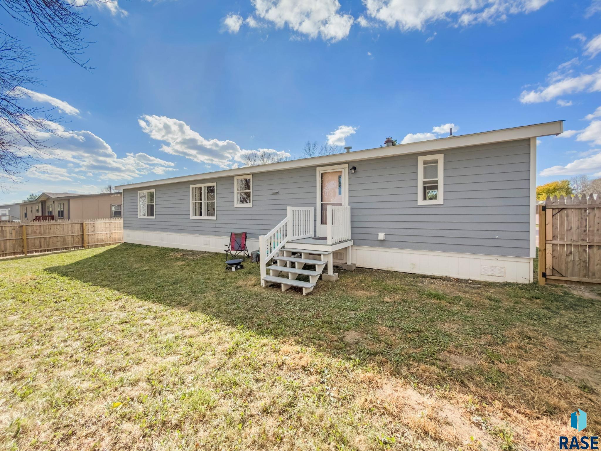 604 Swan Pl, Sioux Falls