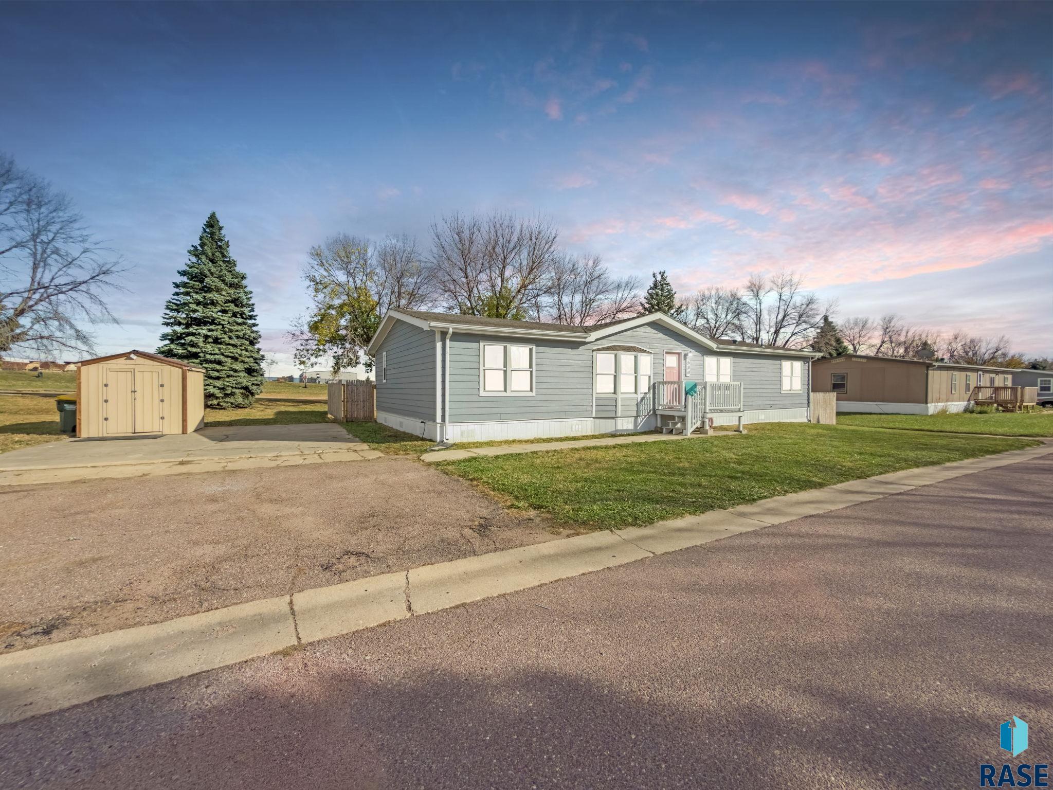 604 Swan Pl, Sioux Falls