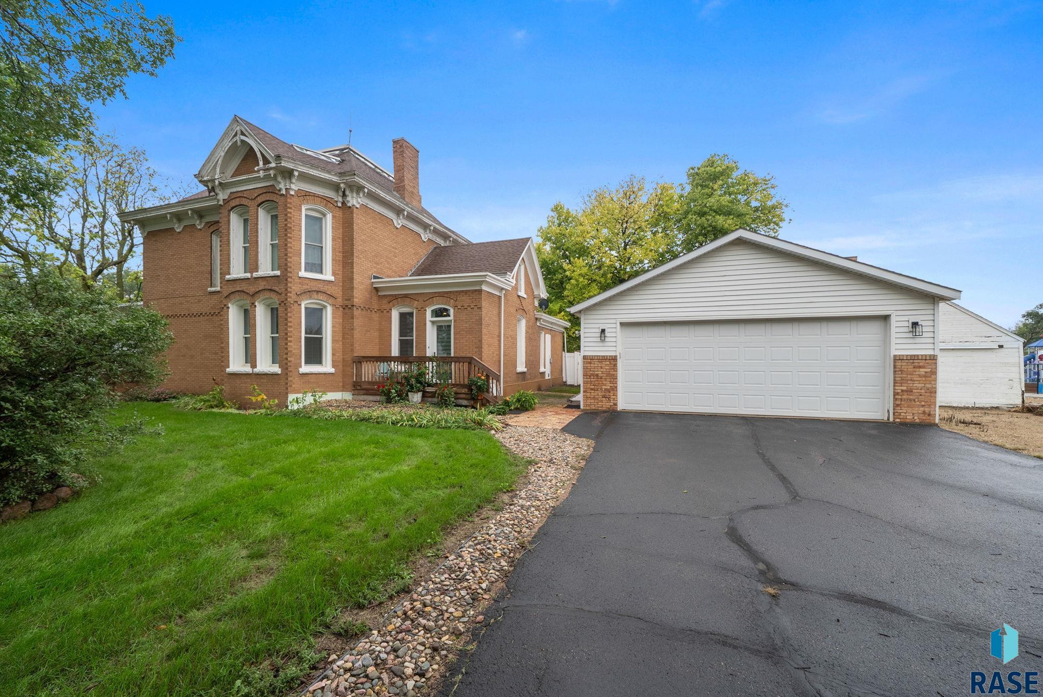 229 W 1st St, Parker