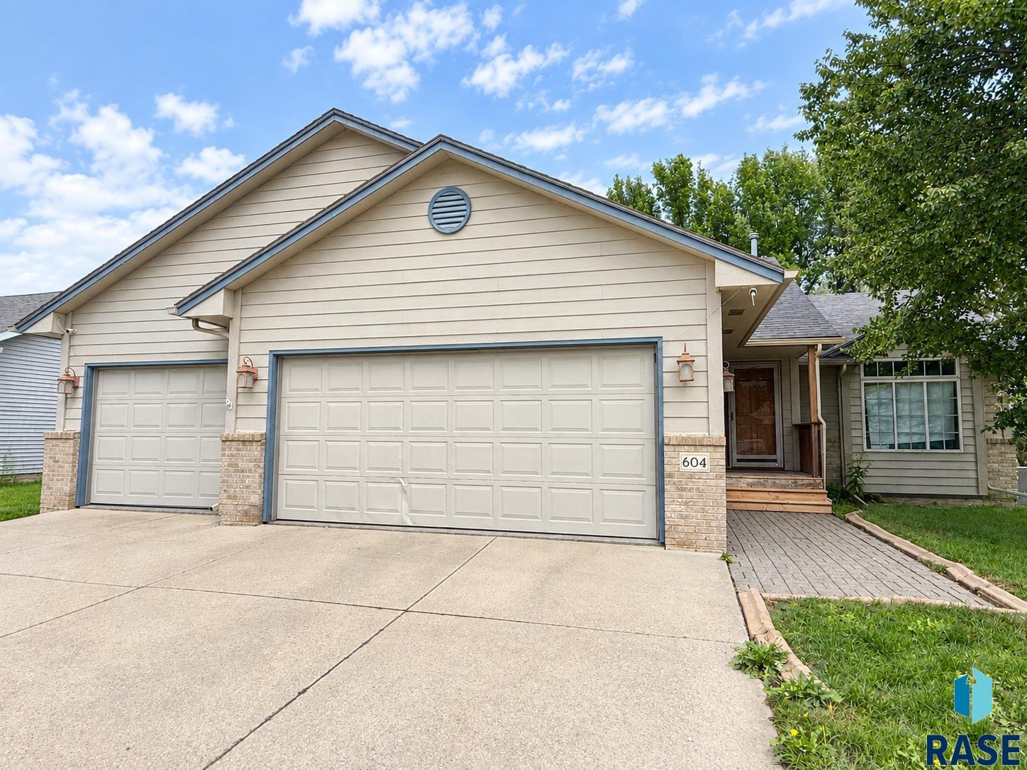 604 N Sandberg Dr, Sioux Falls