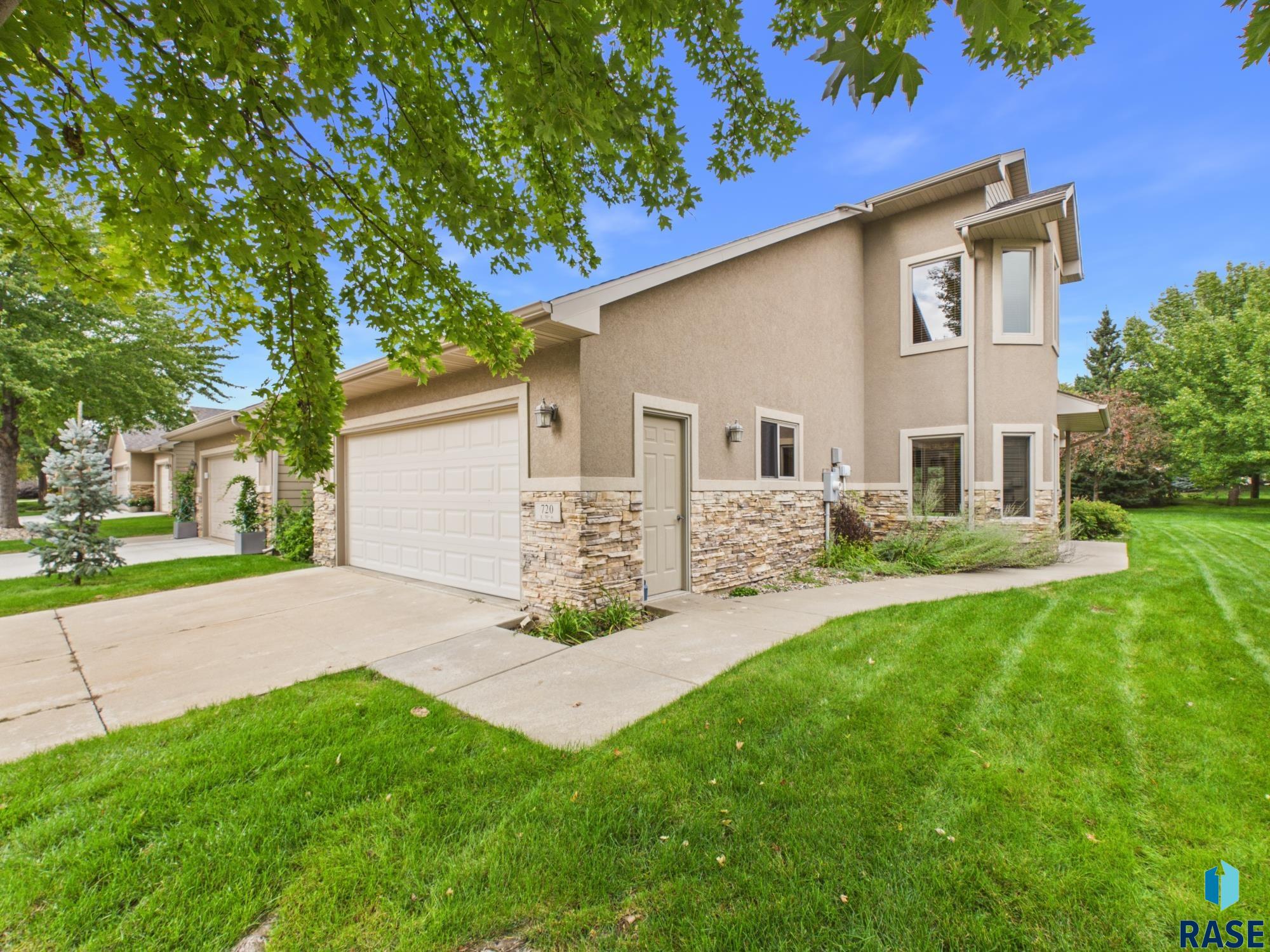 720 E 70th Pl, Sioux Falls
