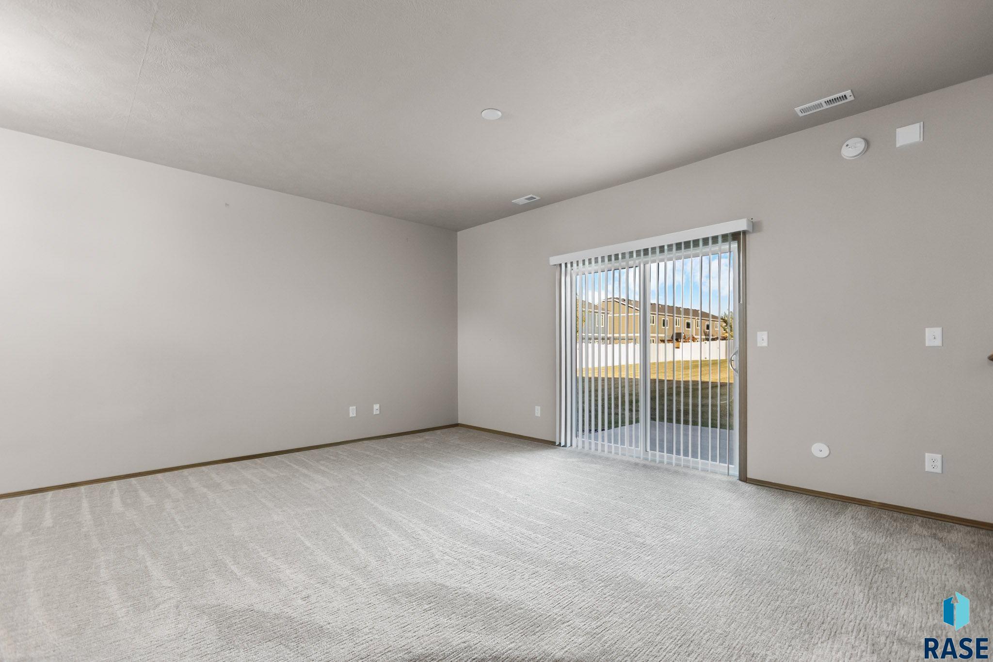 5812 Whisper Creek Pl, Sioux Falls