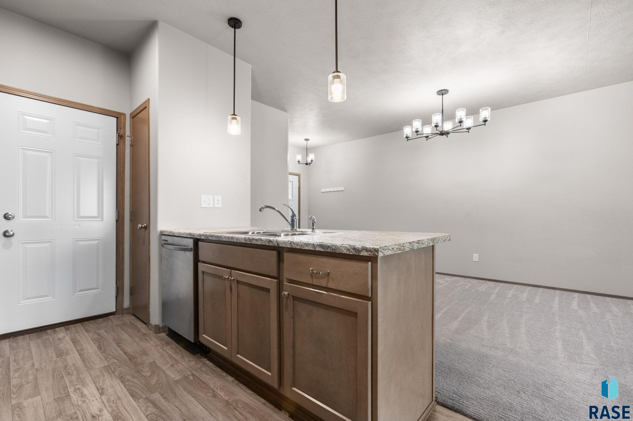 5812 Whisper Creek Pl, Sioux Falls