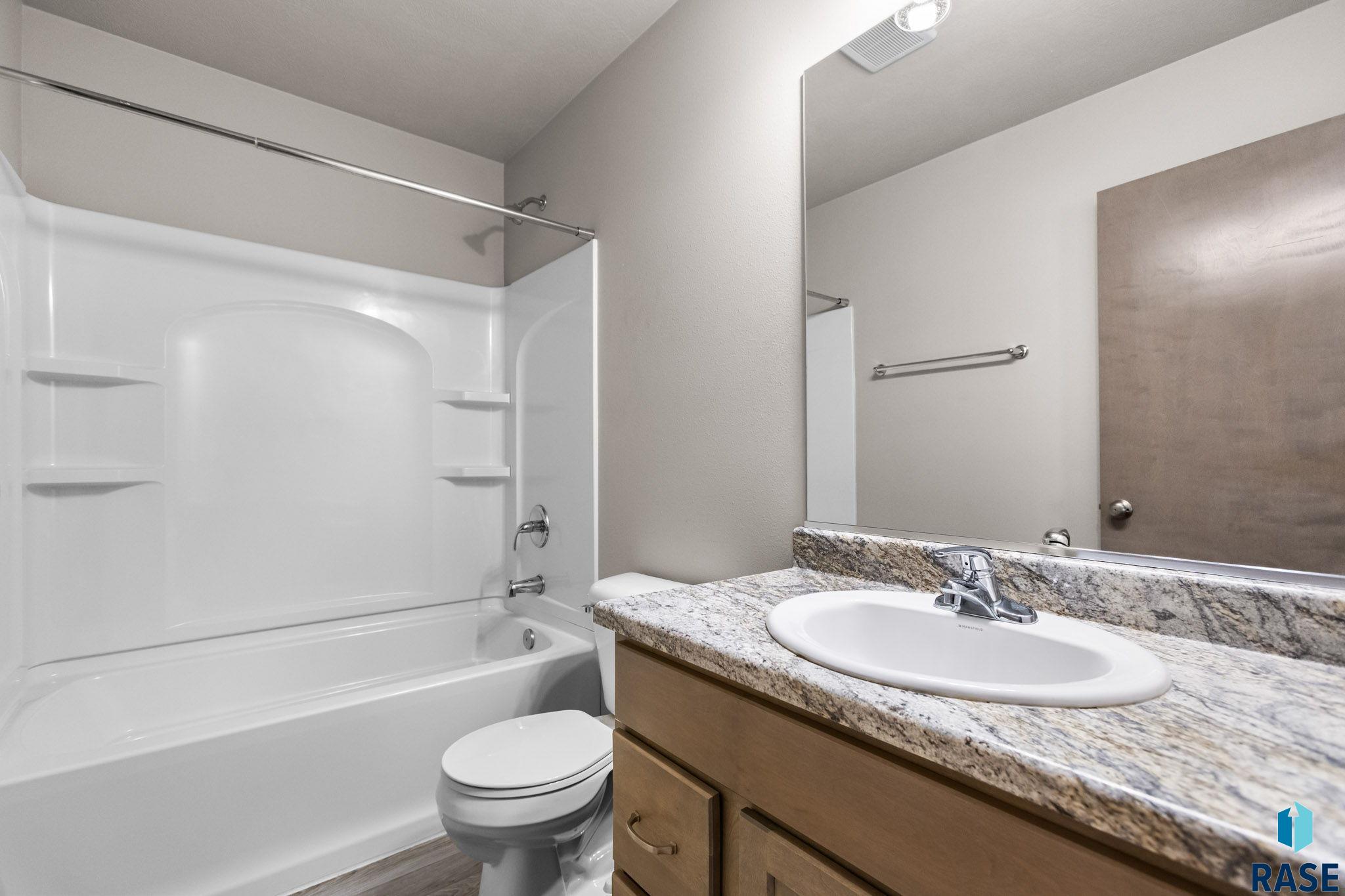 5812 Whisper Creek Pl, Sioux Falls