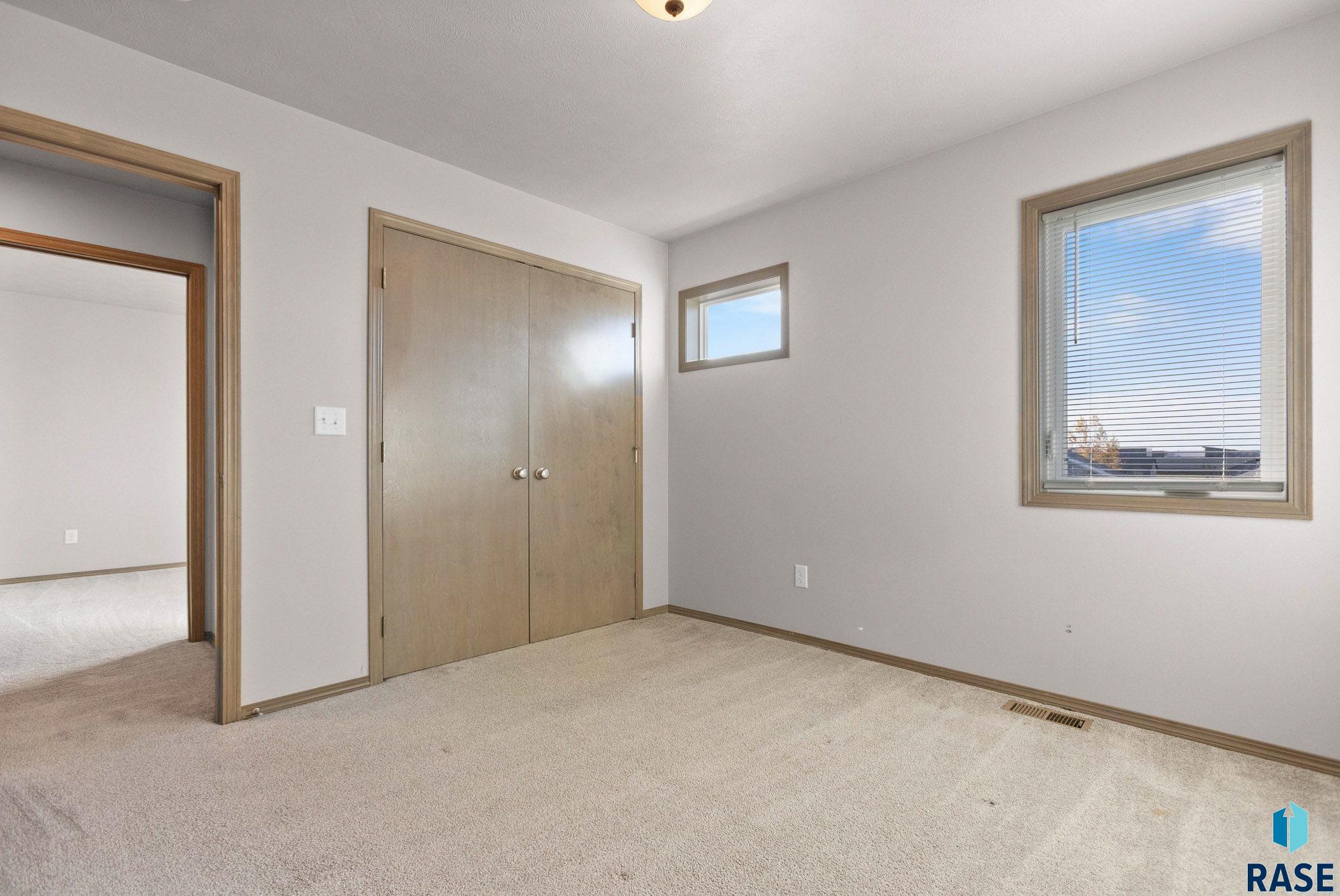 5812 Whisper Creek Pl, Sioux Falls