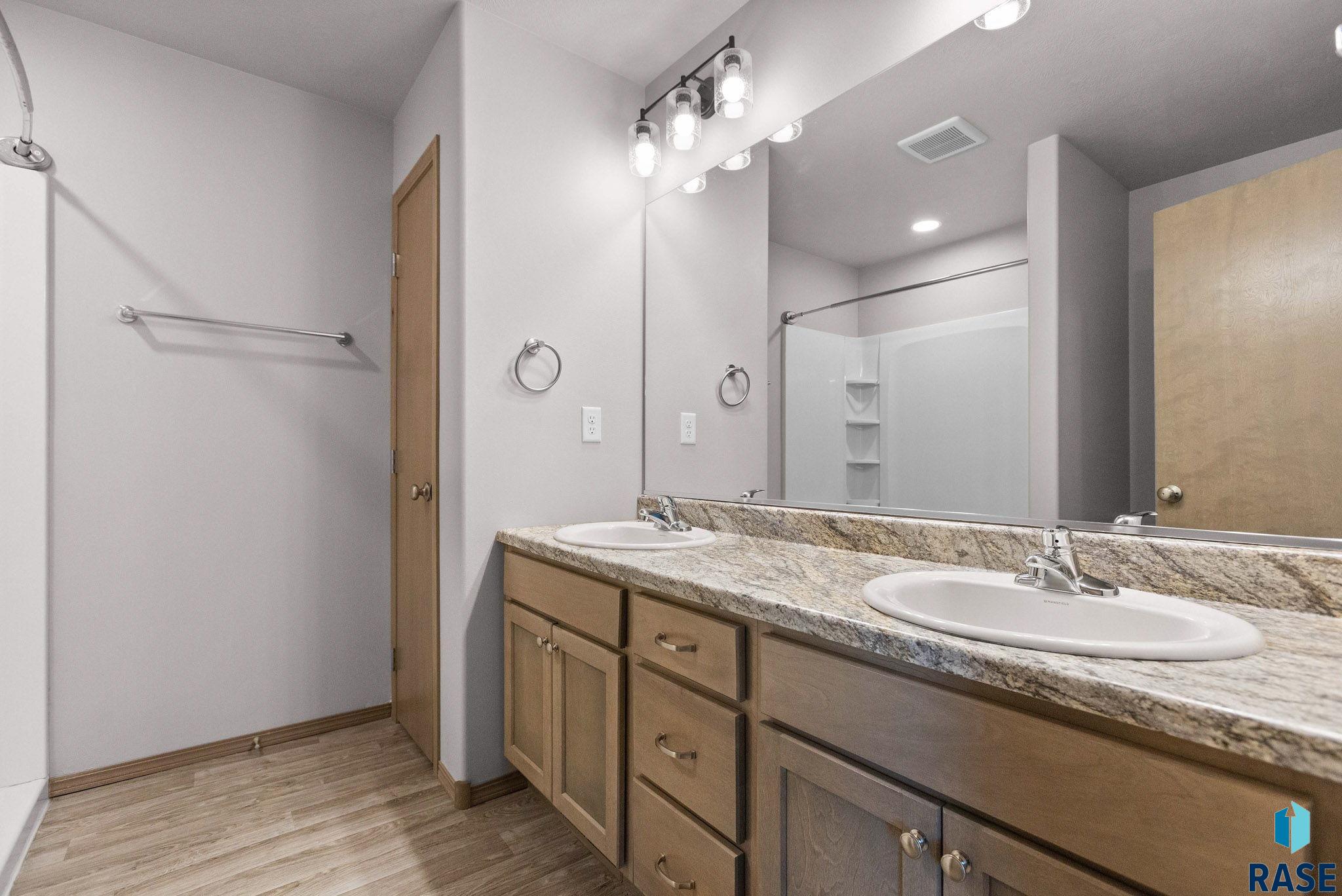 5812 Whisper Creek Pl, Sioux Falls