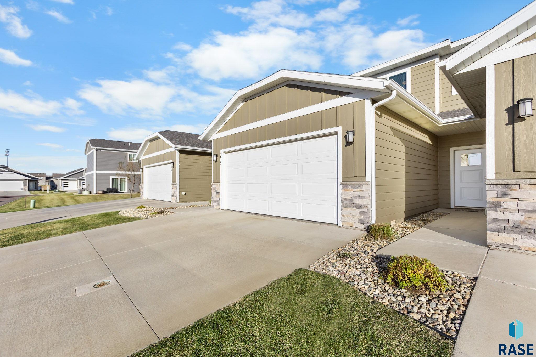 5812 Whisper Creek Pl, Sioux Falls