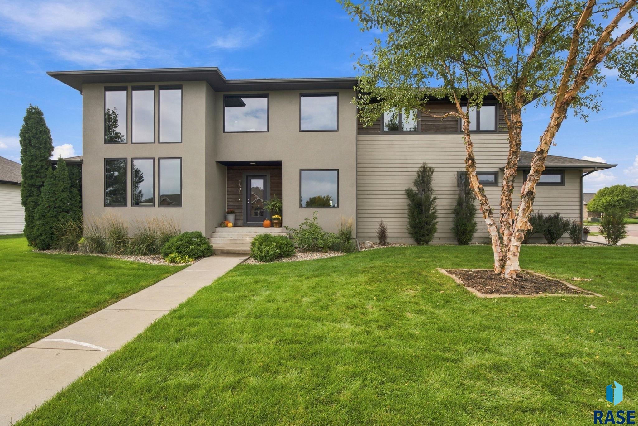 7601 Ridgestone Dr, Sioux Falls