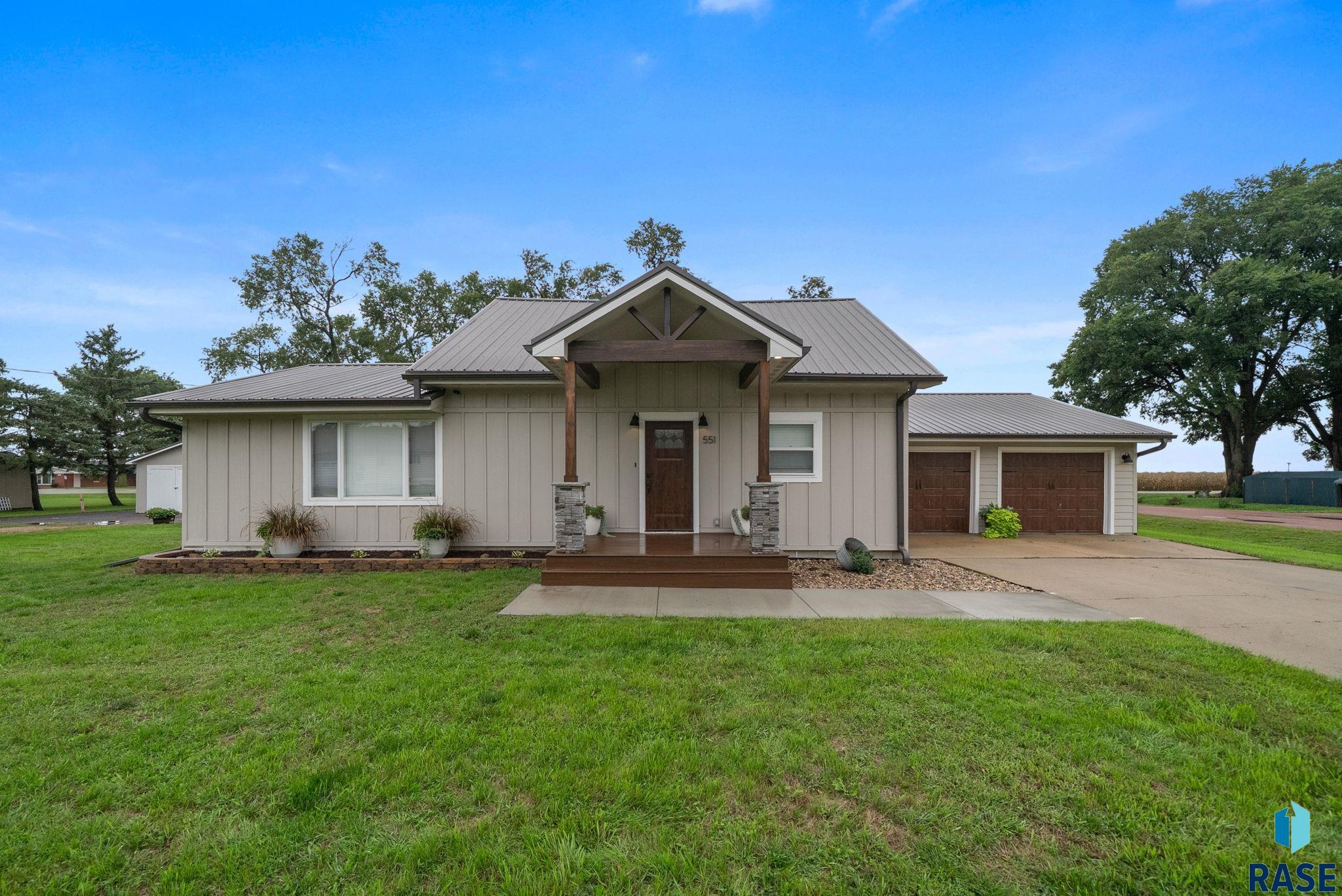 551 N 6th Ave, Canistota