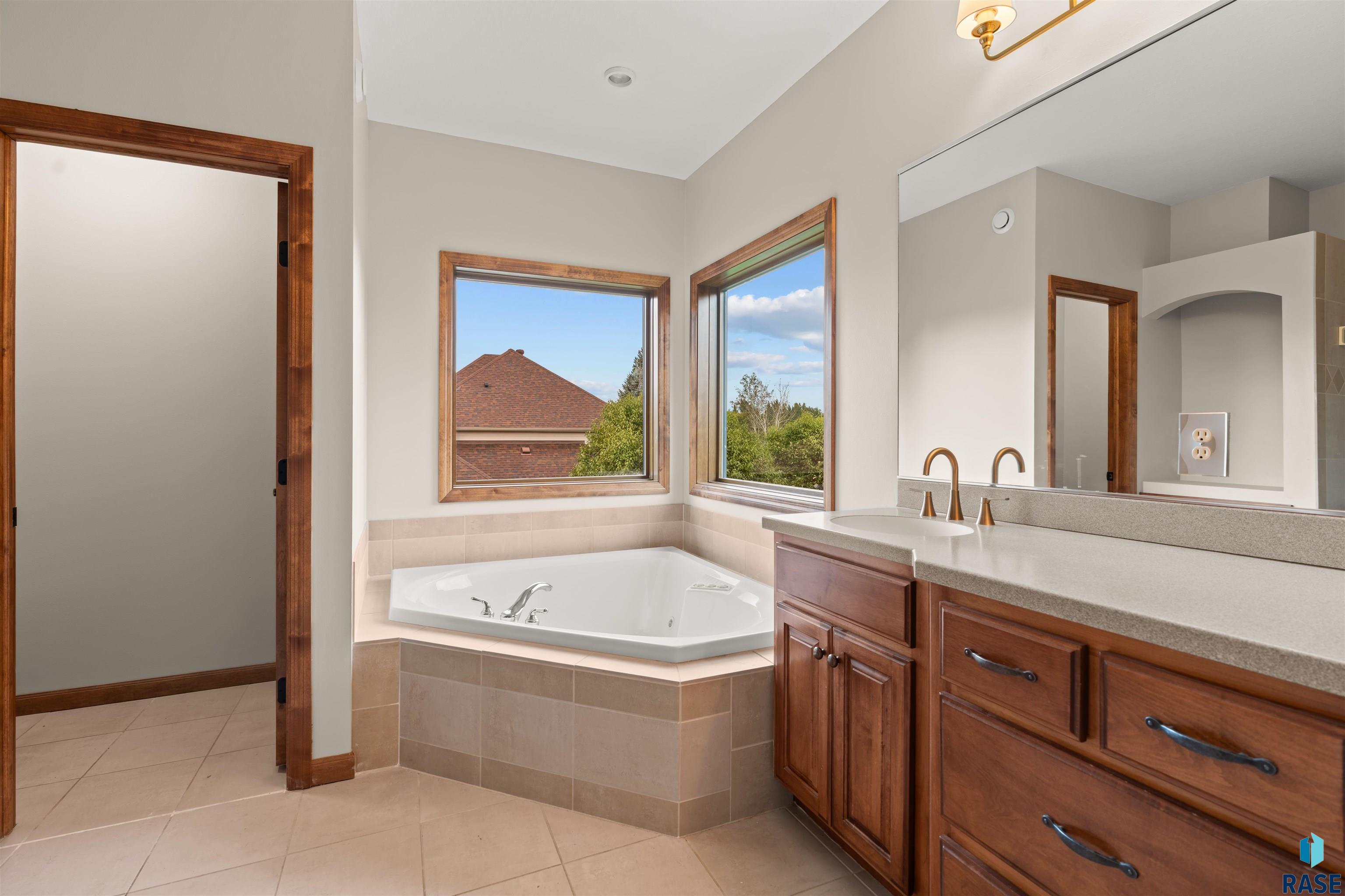 5800 Shadow Ridge Ave, Sioux Falls