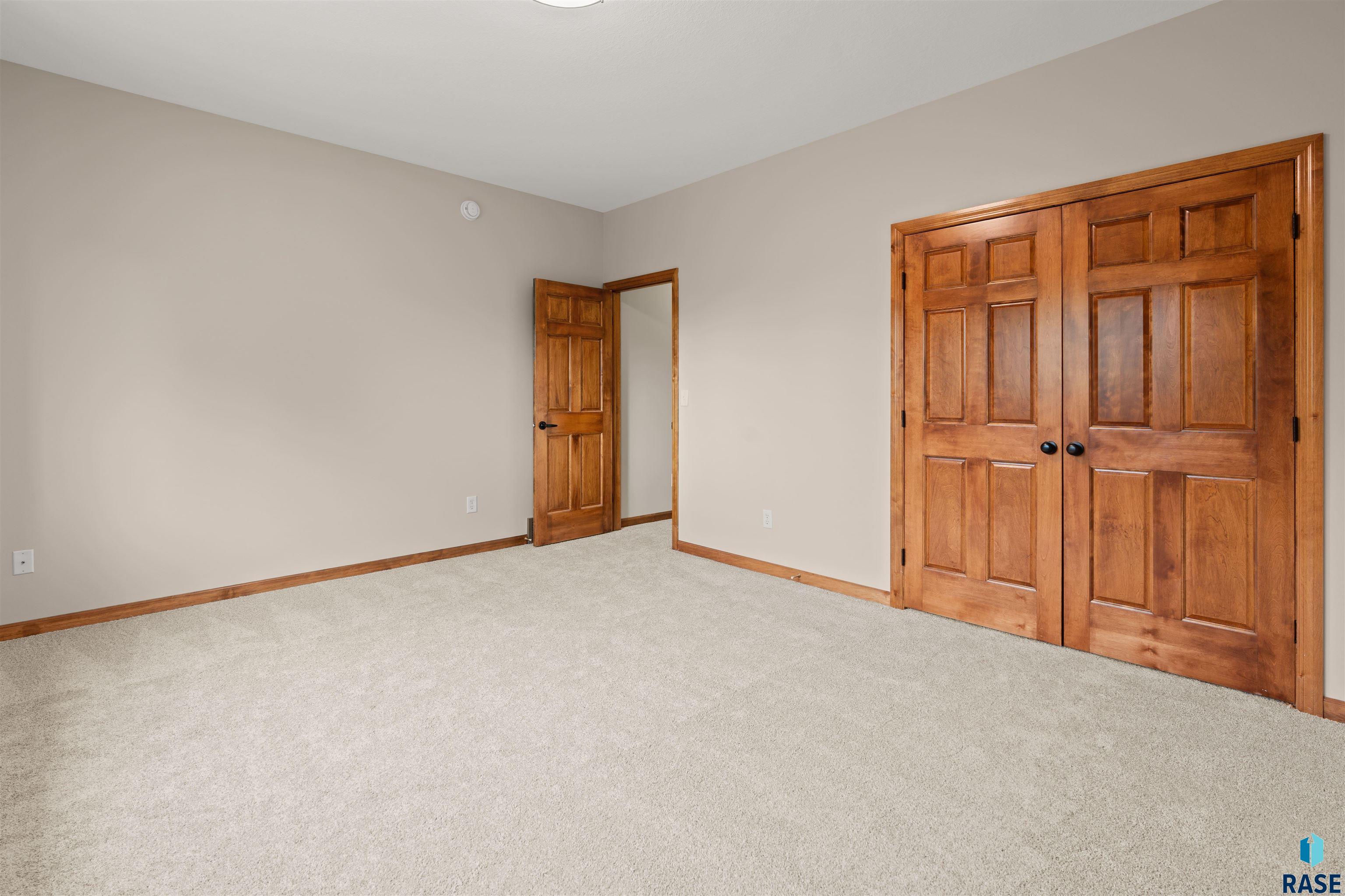5800 Shadow Ridge Ave, Sioux Falls
