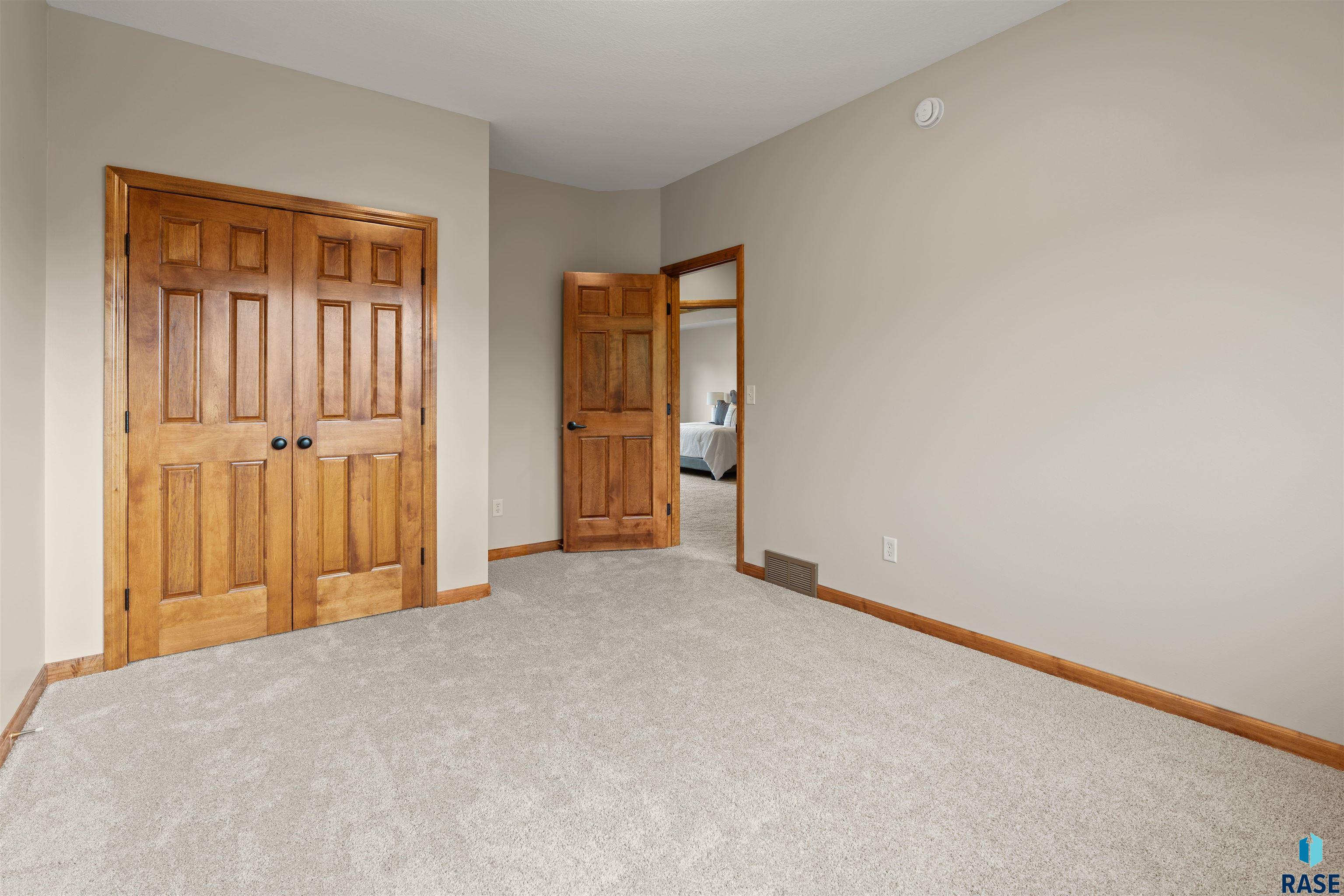 5800 Shadow Ridge Ave, Sioux Falls